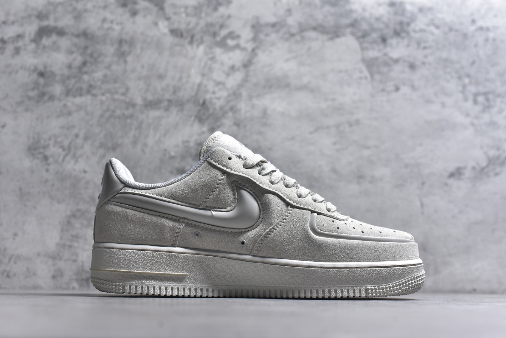 图片[3]-#耐克Nike Air Force 1“07空军一号低帮百搭休闲运动板鞋。柔软、弹性十足的缓震性能和出色的中底设计，横跨复古与现代的外型结合，造就出风靡全球三十多年的Force 1 货号：HV4406-001 尺码：36 36.5 37.5 38 38.5 39 40 40.5 41 42 42.5 43 44 45-选品中心