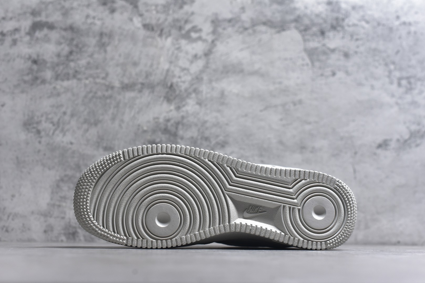 图片[6]-#耐克Nike Air Force 1“07空军一号低帮百搭休闲运动板鞋。柔软、弹性十足的缓震性能和出色的中底设计，横跨复古与现代的外型结合，造就出风靡全球三十多年的Force 1 货号：HV4406-001 尺码：36 36.5 37.5 38 38.5 39 40 40.5 41 42 42.5 43 44 45-选品中心