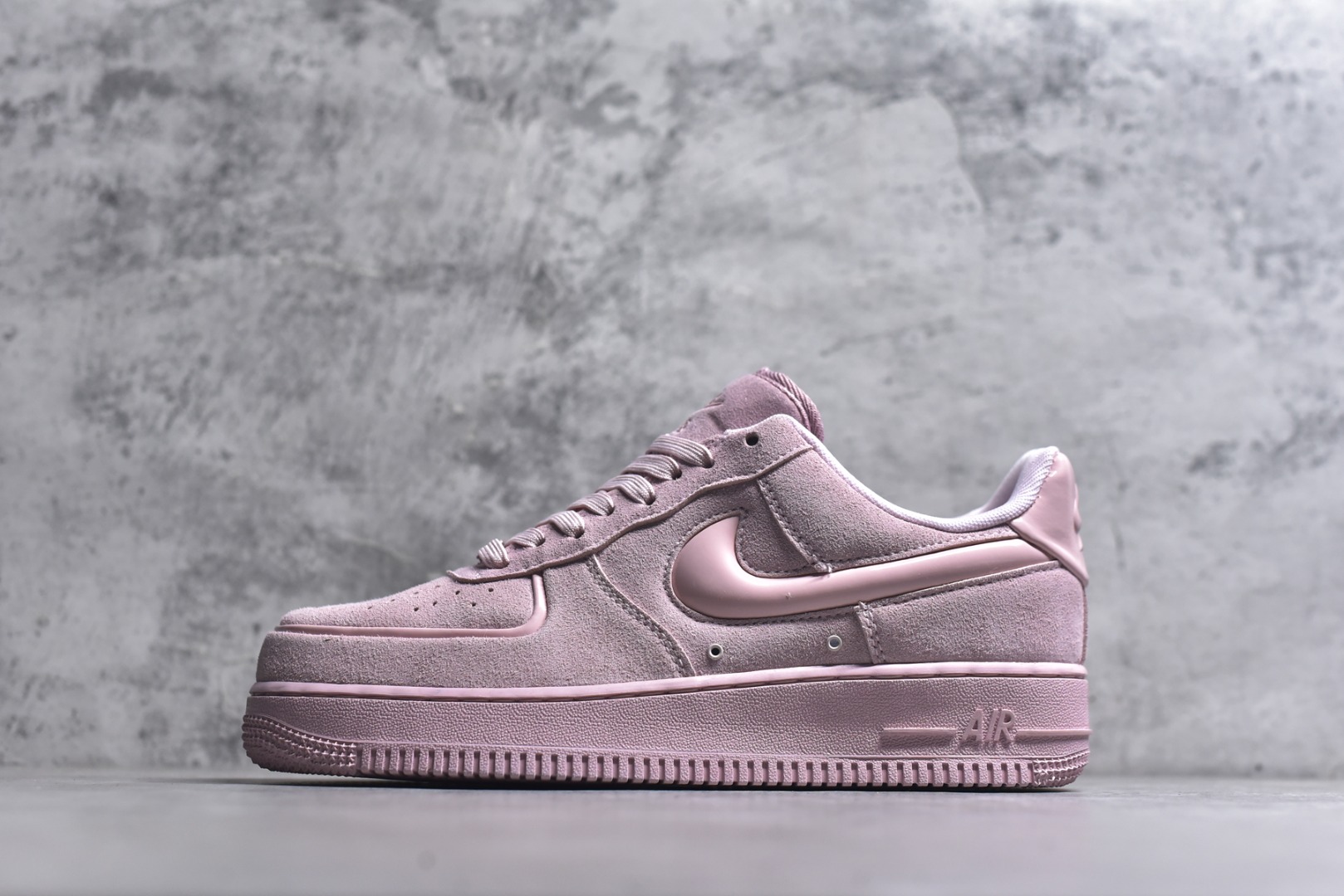 #耐克Nike AIR FORCE 1’07空军一号低帮百搭休闲运动板鞋。柔软、弹性十足的缓震性能和出色的中底设计，横跨复古与现代的外型结合，造就出风靡全球三十多年的Force 1。 货号：HV4406-601 尺码：36 36.5 37.5 38 38.5 39 40 40.5 41 42 42.5 43 44 45-选品中心