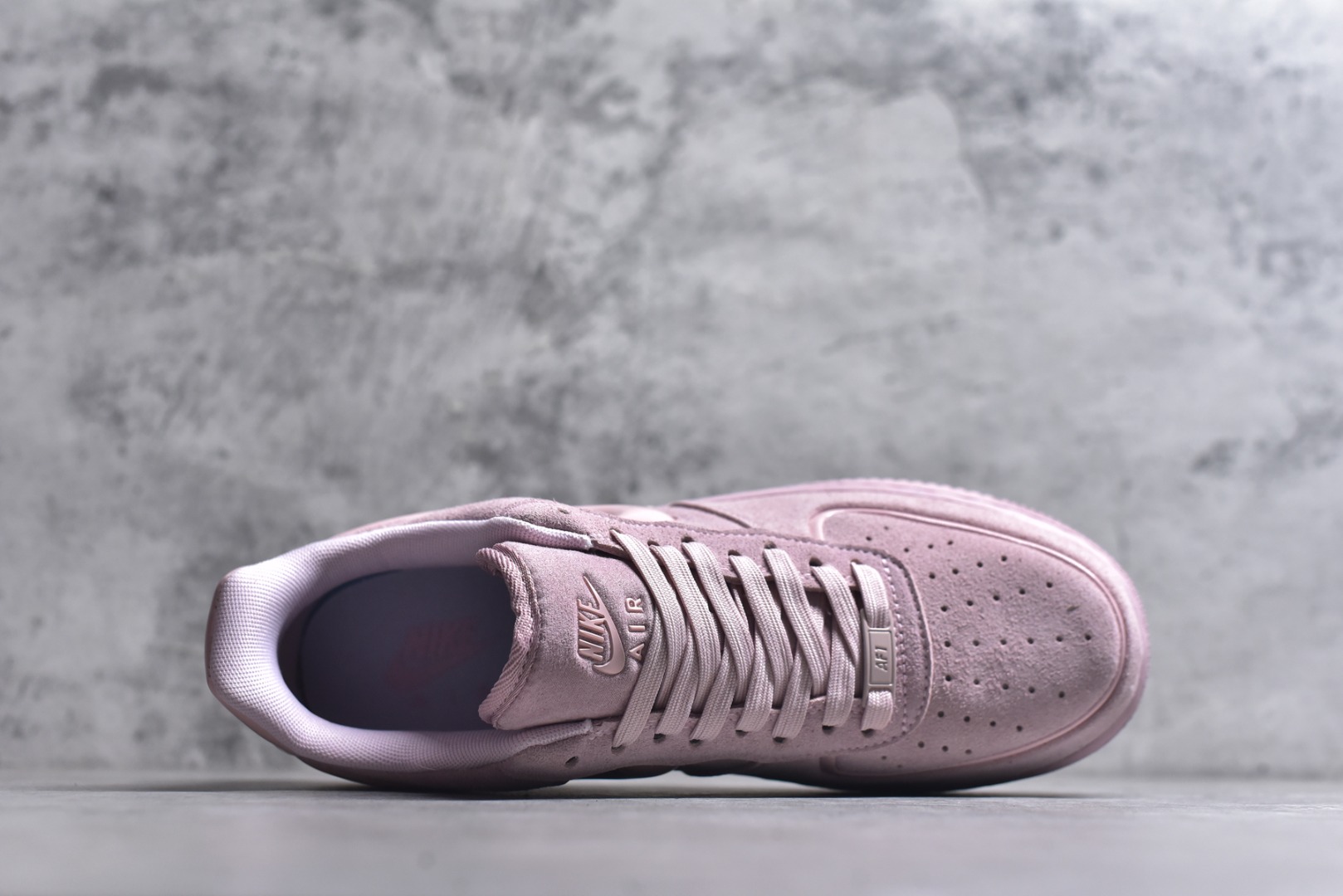 图片[4]-#耐克Nike AIR FORCE 1’07空军一号低帮百搭休闲运动板鞋。柔软、弹性十足的缓震性能和出色的中底设计，横跨复古与现代的外型结合，造就出风靡全球三十多年的Force 1。 货号：HV4406-601 尺码：36 36.5 37.5 38 38.5 39 40 40.5 41 42 42.5 43 44 45-选品中心