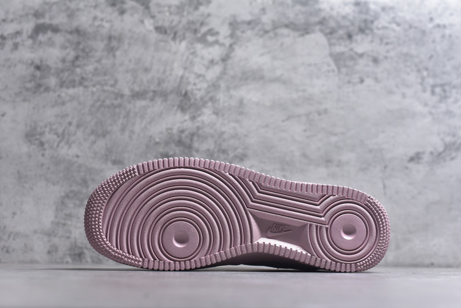 图片[6]-#耐克Nike AIR FORCE 1’07空军一号低帮百搭休闲运动板鞋。柔软、弹性十足的缓震性能和出色的中底设计，横跨复古与现代的外型结合，造就出风靡全球三十多年的Force 1。 货号：HV4406-601 尺码：36 36.5 37.5 38 38.5 39 40 40.5 41 42 42.5 43 44 45-选品中心