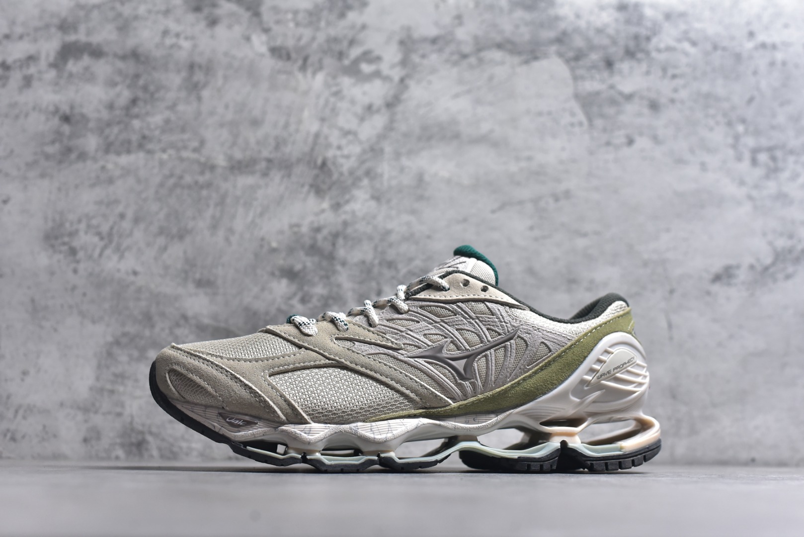 #Mizuno 美津侬 WAVE PROPHECY 14S 复古时尚休闲舒适运动跑步鞋 美津浓WAVE机械缓震 可以说是机械缓震跑鞋科技的翘楚有着非凡的适应性，有着充分而持久的缓震能力和轻量化设计，是一双可以陪伴我们日常训练甚至是半马比赛的跑鞋，无论是“跑步初哥”还是“精英老鸟”，只要不是比较夸张的大体重人群，都可以穿着WAVE RIDER 来跑步。如果你不知道跑步穿什么鞋，不知道给别人推荐什么鞋，那么选“美津浓 ” 尺码：36-45-选品中心