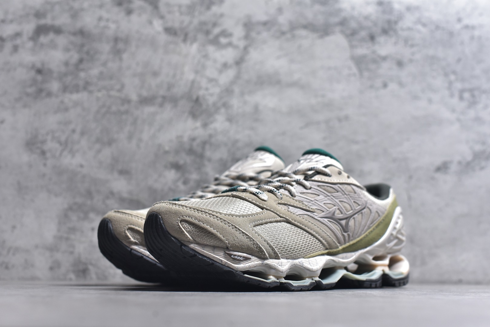 图片[2]-#Mizuno 美津侬 WAVE PROPHECY 14S 复古时尚休闲舒适运动跑步鞋 美津浓WAVE机械缓震 可以说是机械缓震跑鞋科技的翘楚有着非凡的适应性，有着充分而持久的缓震能力和轻量化设计，是一双可以陪伴我们日常训练甚至是半马比赛的跑鞋，无论是“跑步初哥”还是“精英老鸟”，只要不是比较夸张的大体重人群，都可以穿着WAVE RIDER 来跑步。如果你不知道跑步穿什么鞋，不知道给别人推荐什么鞋，那么选“美津浓 ” 尺码：36-45-选品中心