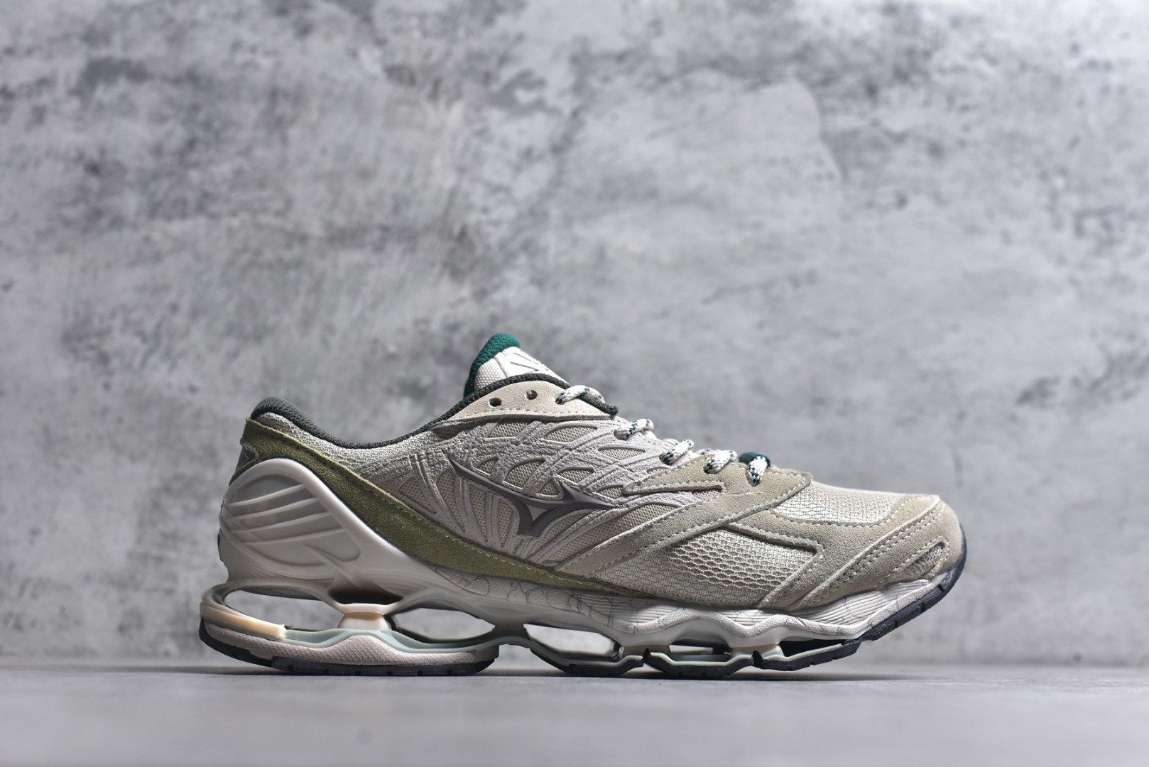 图片[3]-#Mizuno 美津侬 WAVE PROPHECY 14S 复古时尚休闲舒适运动跑步鞋 美津浓WAVE机械缓震 可以说是机械缓震跑鞋科技的翘楚有着非凡的适应性，有着充分而持久的缓震能力和轻量化设计，是一双可以陪伴我们日常训练甚至是半马比赛的跑鞋，无论是“跑步初哥”还是“精英老鸟”，只要不是比较夸张的大体重人群，都可以穿着WAVE RIDER 来跑步。如果你不知道跑步穿什么鞋，不知道给别人推荐什么鞋，那么选“美津浓 ” 尺码：36-45-选品中心