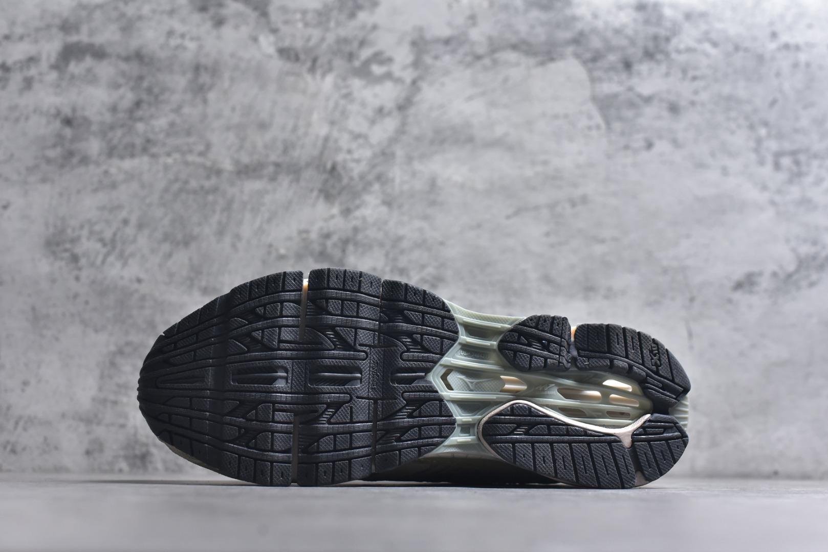 图片[6]-#Mizuno 美津侬 WAVE PROPHECY 14S 复古时尚休闲舒适运动跑步鞋 美津浓WAVE机械缓震 可以说是机械缓震跑鞋科技的翘楚有着非凡的适应性，有着充分而持久的缓震能力和轻量化设计，是一双可以陪伴我们日常训练甚至是半马比赛的跑鞋，无论是“跑步初哥”还是“精英老鸟”，只要不是比较夸张的大体重人群，都可以穿着WAVE RIDER 来跑步。如果你不知道跑步穿什么鞋，不知道给别人推荐什么鞋，那么选“美津浓 ” 尺码：36-45-选品中心