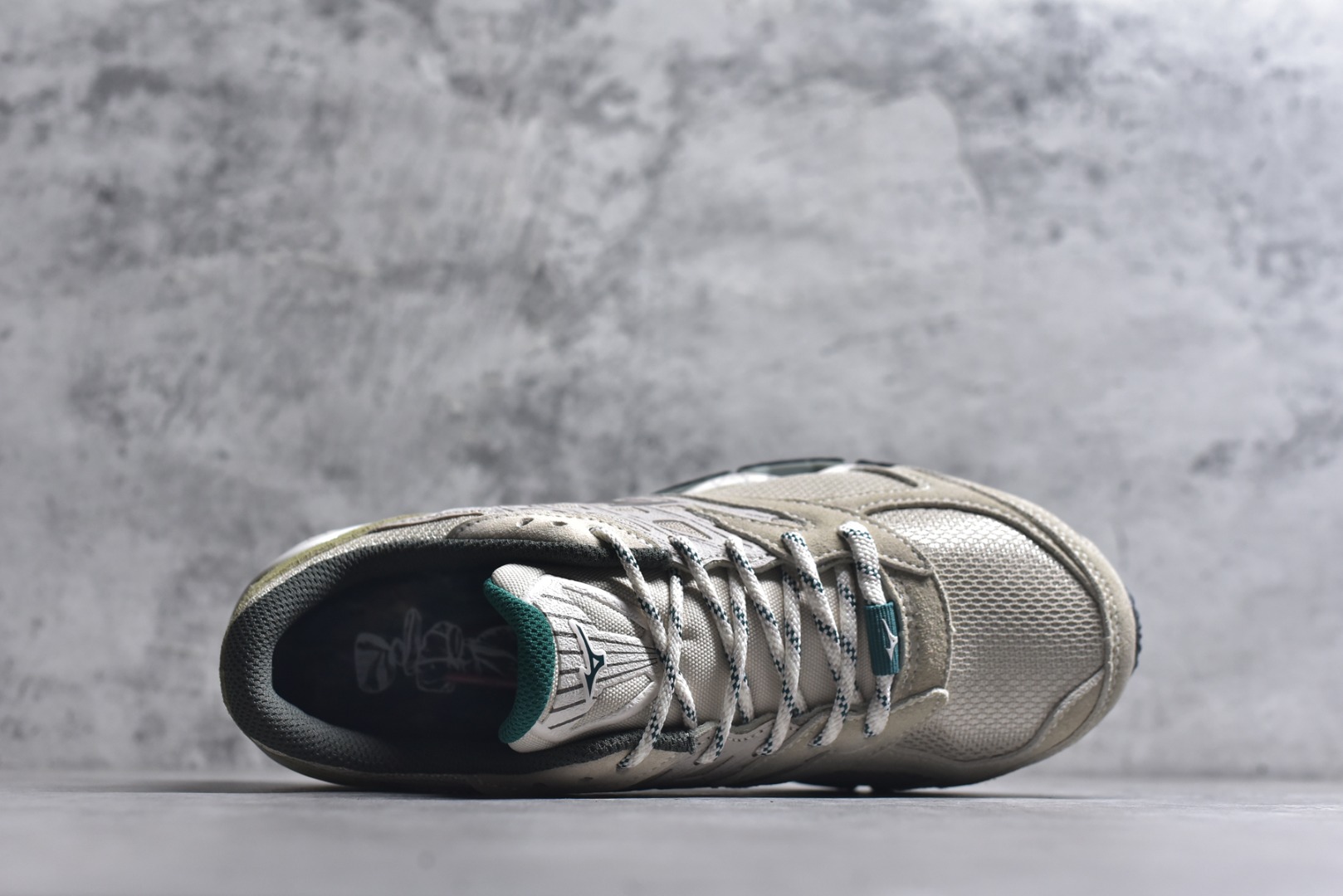 图片[4]-#Mizuno 美津侬 WAVE PROPHECY 14S 复古时尚休闲舒适运动跑步鞋 美津浓WAVE机械缓震 可以说是机械缓震跑鞋科技的翘楚有着非凡的适应性，有着充分而持久的缓震能力和轻量化设计，是一双可以陪伴我们日常训练甚至是半马比赛的跑鞋，无论是“跑步初哥”还是“精英老鸟”，只要不是比较夸张的大体重人群，都可以穿着WAVE RIDER 来跑步。如果你不知道跑步穿什么鞋，不知道给别人推荐什么鞋，那么选“美津浓 ” 尺码：36-45-选品中心