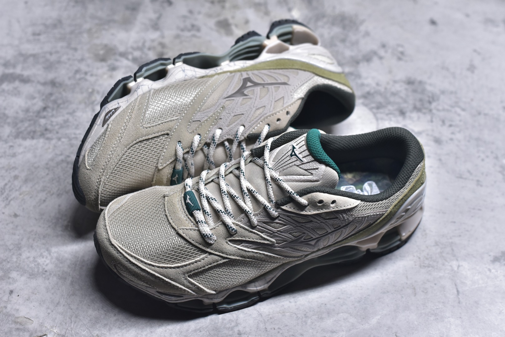 图片[7]-#Mizuno 美津侬 WAVE PROPHECY 14S 复古时尚休闲舒适运动跑步鞋 美津浓WAVE机械缓震 可以说是机械缓震跑鞋科技的翘楚有着非凡的适应性，有着充分而持久的缓震能力和轻量化设计，是一双可以陪伴我们日常训练甚至是半马比赛的跑鞋，无论是“跑步初哥”还是“精英老鸟”，只要不是比较夸张的大体重人群，都可以穿着WAVE RIDER 来跑步。如果你不知道跑步穿什么鞋，不知道给别人推荐什么鞋，那么选“美津浓 ” 尺码：36-45-选品中心