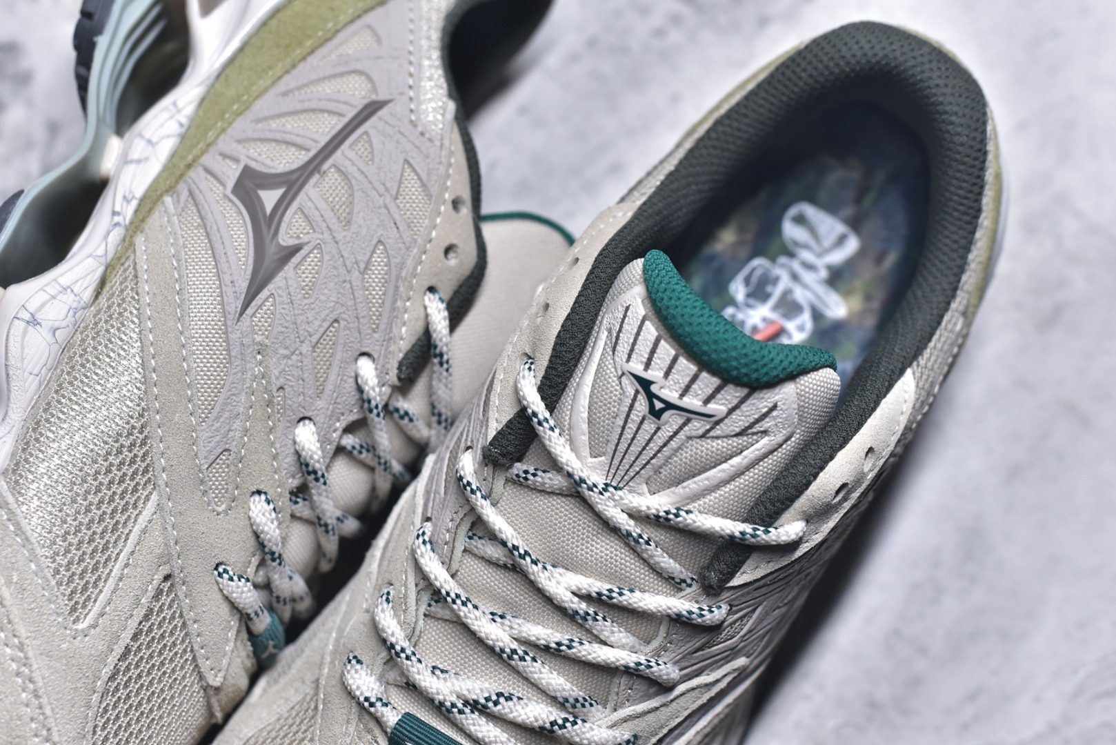 图片[9]-#Mizuno 美津侬 WAVE PROPHECY 14S 复古时尚休闲舒适运动跑步鞋 美津浓WAVE机械缓震 可以说是机械缓震跑鞋科技的翘楚有着非凡的适应性，有着充分而持久的缓震能力和轻量化设计，是一双可以陪伴我们日常训练甚至是半马比赛的跑鞋，无论是“跑步初哥”还是“精英老鸟”，只要不是比较夸张的大体重人群，都可以穿着WAVE RIDER 来跑步。如果你不知道跑步穿什么鞋，不知道给别人推荐什么鞋，那么选“美津浓 ” 尺码：36-45-选品中心