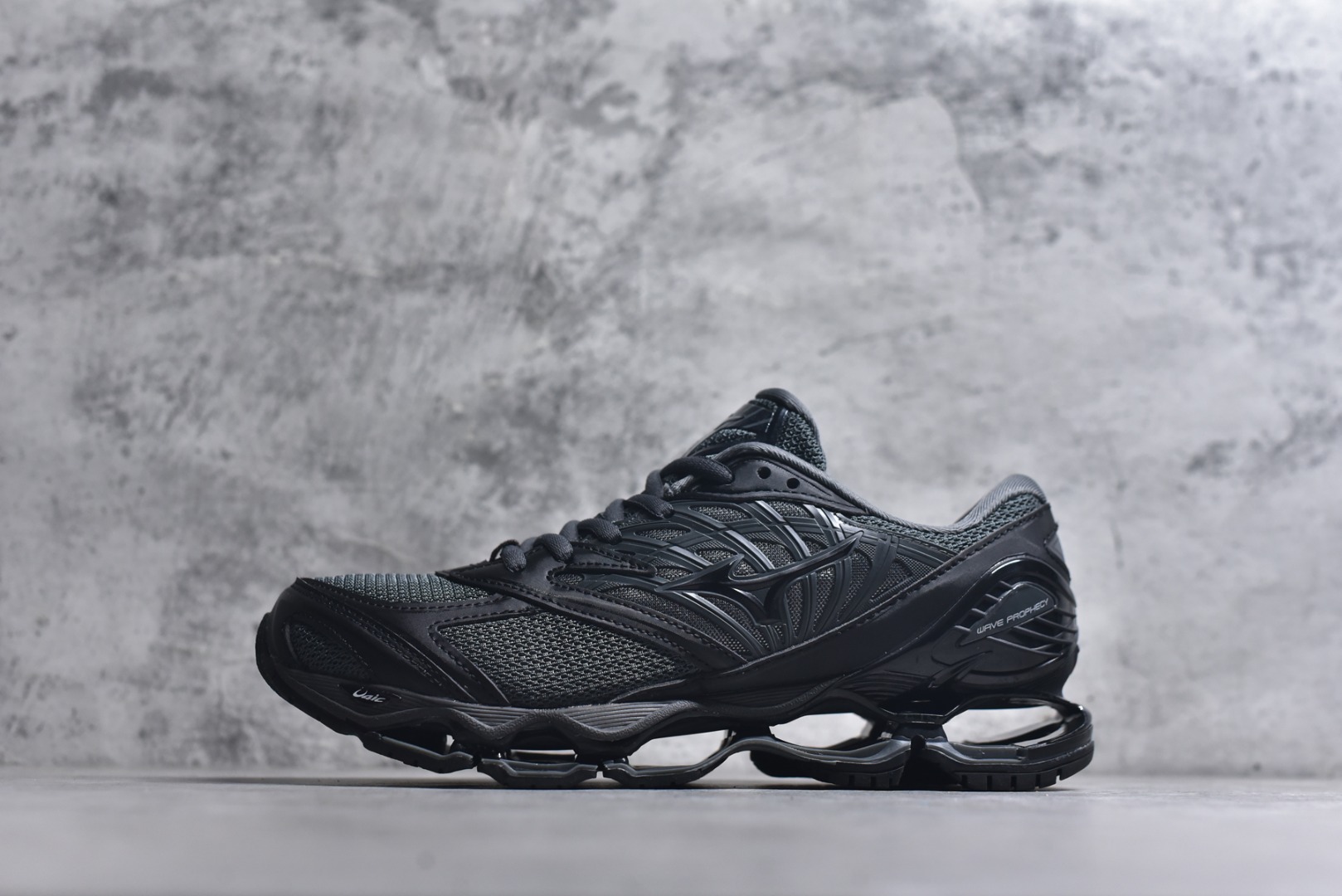 #Mizuno 美津侬 WAVE PROPHECY 14S 复古时尚休闲舒适运动跑步鞋 美津浓WAVE机械缓震 可以说是机械缓震跑鞋科技的翘楚有着非凡的适应性，有着充分而持久的缓震能力和轻量化设计，是一双可以陪伴我们日常训练甚至是半马比赛的跑鞋，无论是“跑步初哥”还是“精英老鸟”，只要不是比较夸张的大体重人群，都可以穿着WAVE RIDER 来跑步。如果你不知道跑步穿什么鞋，不知道给别人推荐什么鞋，那么选“美津浓 ” 尺码：36-45-选品中心