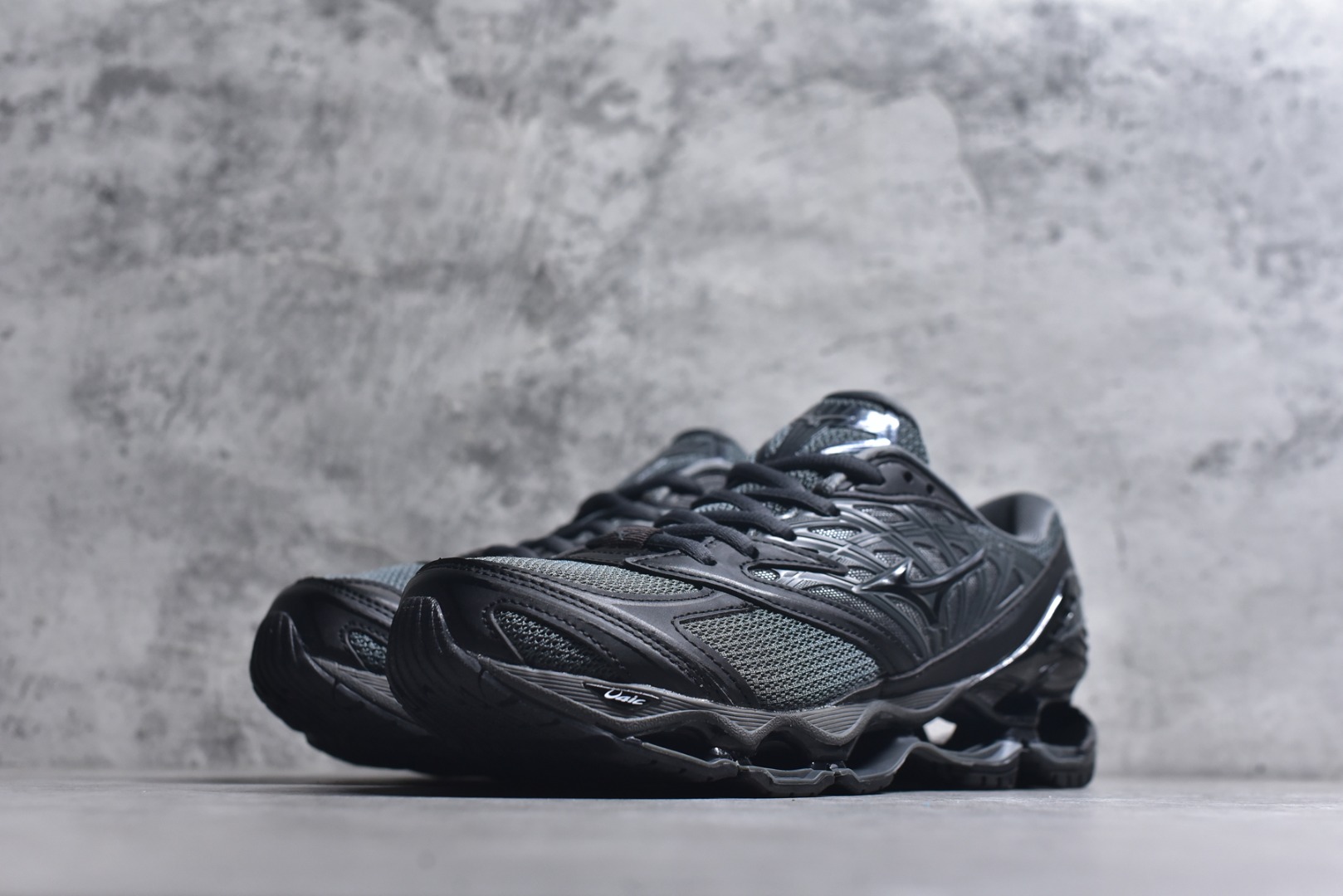 图片[2]-#Mizuno 美津侬 WAVE PROPHECY 14S 复古时尚休闲舒适运动跑步鞋 美津浓WAVE机械缓震 可以说是机械缓震跑鞋科技的翘楚有着非凡的适应性，有着充分而持久的缓震能力和轻量化设计，是一双可以陪伴我们日常训练甚至是半马比赛的跑鞋，无论是“跑步初哥”还是“精英老鸟”，只要不是比较夸张的大体重人群，都可以穿着WAVE RIDER 来跑步。如果你不知道跑步穿什么鞋，不知道给别人推荐什么鞋，那么选“美津浓 ” 尺码：36-45-选品中心