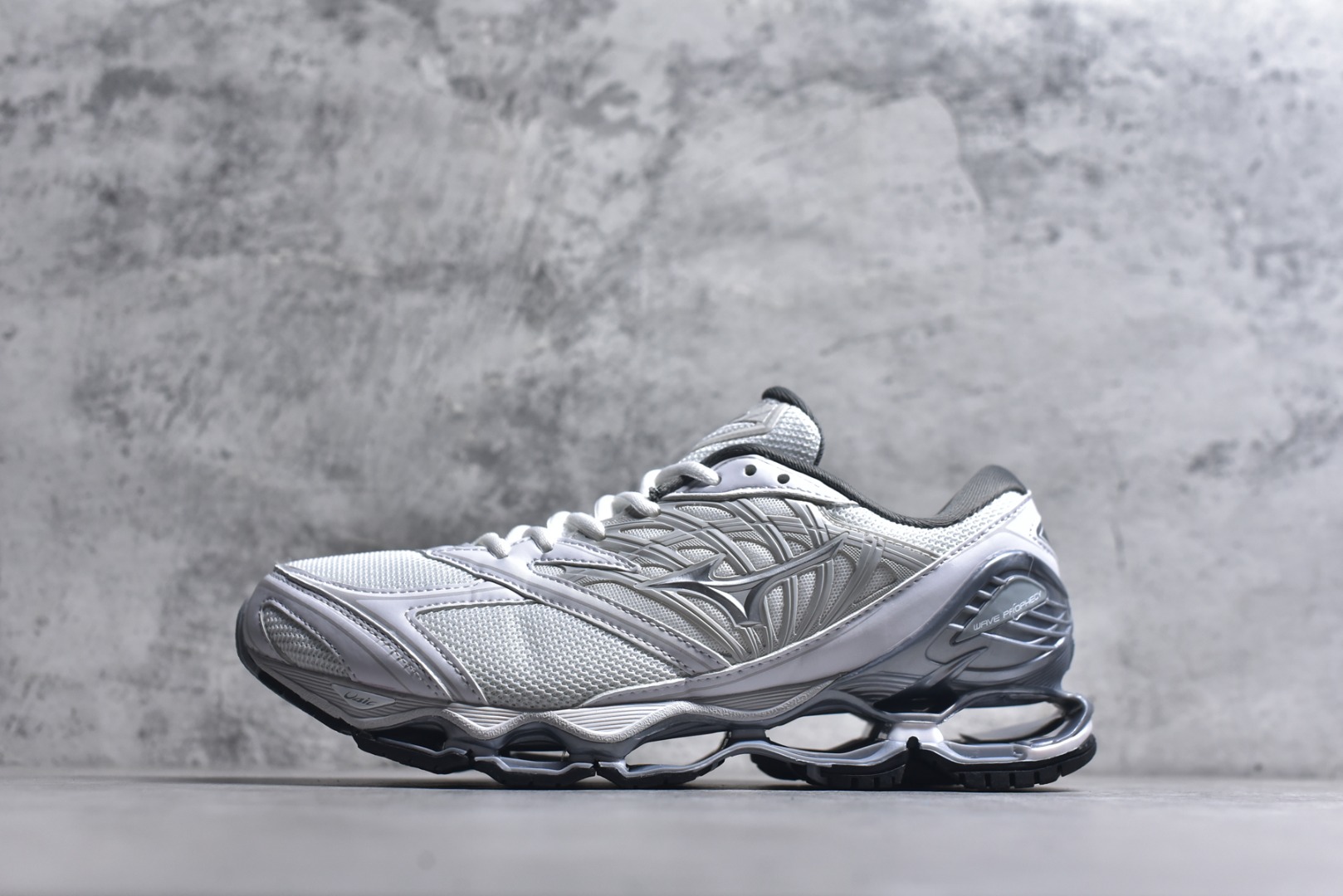 #Mizuno 美津侬 WAVE PROPHECY 14S 复古时尚休闲舒适运动跑步鞋 美津浓WAVE机械缓震 可以说是机械缓震跑鞋科技的翘楚有着非凡的适应性，有着充分而持久的缓震能力和轻量化设计，是一双可以陪伴我们日常训练甚至是半马比赛的跑鞋，无论是“跑步初哥”还是“精英老鸟”，只要不是比较夸张的大体重人群，都可以穿着WAVE RIDER 来跑步。如果你不知道跑步穿什么鞋，不知道给别人推荐什么鞋，那么选“美津浓 ” 尺码：36-45-选品中心