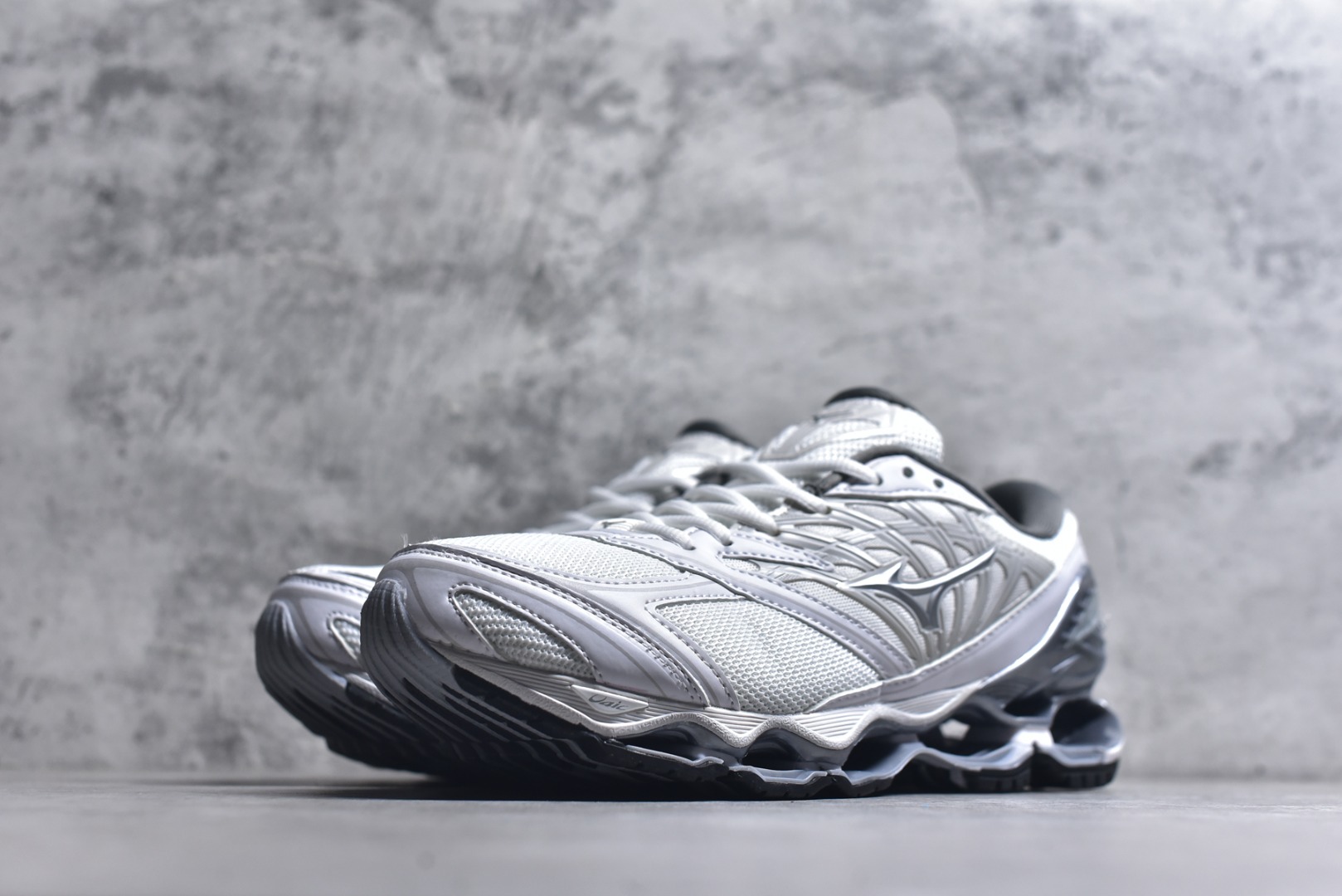 图片[2]-#Mizuno 美津侬 WAVE PROPHECY 14S 复古时尚休闲舒适运动跑步鞋 美津浓WAVE机械缓震 可以说是机械缓震跑鞋科技的翘楚有着非凡的适应性，有着充分而持久的缓震能力和轻量化设计，是一双可以陪伴我们日常训练甚至是半马比赛的跑鞋，无论是“跑步初哥”还是“精英老鸟”，只要不是比较夸张的大体重人群，都可以穿着WAVE RIDER 来跑步。如果你不知道跑步穿什么鞋，不知道给别人推荐什么鞋，那么选“美津浓 ” 尺码：36-45-选品中心