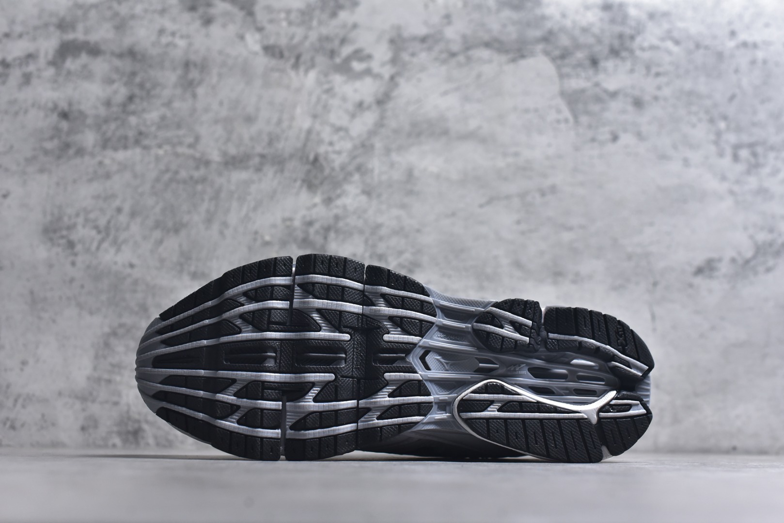 图片[6]-#Mizuno 美津侬 WAVE PROPHECY 14S 复古时尚休闲舒适运动跑步鞋 美津浓WAVE机械缓震 可以说是机械缓震跑鞋科技的翘楚有着非凡的适应性，有着充分而持久的缓震能力和轻量化设计，是一双可以陪伴我们日常训练甚至是半马比赛的跑鞋，无论是“跑步初哥”还是“精英老鸟”，只要不是比较夸张的大体重人群，都可以穿着WAVE RIDER 来跑步。如果你不知道跑步穿什么鞋，不知道给别人推荐什么鞋，那么选“美津浓 ” 尺码：36-45-选品中心