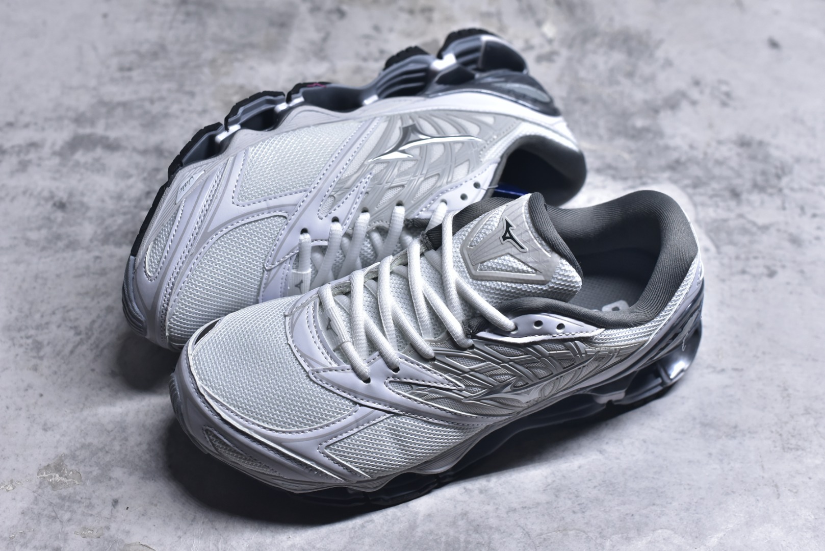 图片[7]-#Mizuno 美津侬 WAVE PROPHECY 14S 复古时尚休闲舒适运动跑步鞋 美津浓WAVE机械缓震 可以说是机械缓震跑鞋科技的翘楚有着非凡的适应性，有着充分而持久的缓震能力和轻量化设计，是一双可以陪伴我们日常训练甚至是半马比赛的跑鞋，无论是“跑步初哥”还是“精英老鸟”，只要不是比较夸张的大体重人群，都可以穿着WAVE RIDER 来跑步。如果你不知道跑步穿什么鞋，不知道给别人推荐什么鞋，那么选“美津浓 ” 尺码：36-45-选品中心