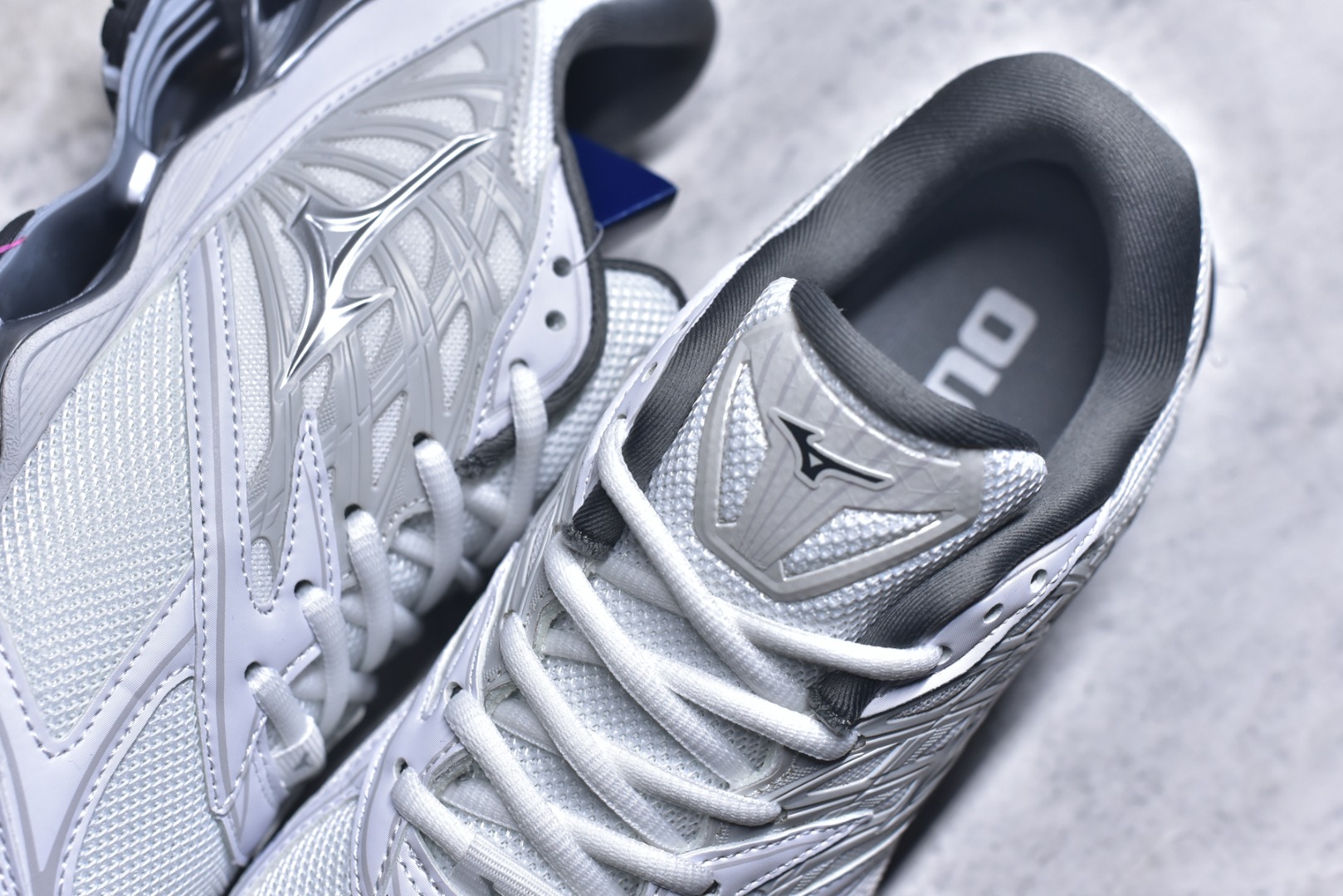 图片[9]-#Mizuno 美津侬 WAVE PROPHECY 14S 复古时尚休闲舒适运动跑步鞋 美津浓WAVE机械缓震 可以说是机械缓震跑鞋科技的翘楚有着非凡的适应性，有着充分而持久的缓震能力和轻量化设计，是一双可以陪伴我们日常训练甚至是半马比赛的跑鞋，无论是“跑步初哥”还是“精英老鸟”，只要不是比较夸张的大体重人群，都可以穿着WAVE RIDER 来跑步。如果你不知道跑步穿什么鞋，不知道给别人推荐什么鞋，那么选“美津浓 ” 尺码：36-45-选品中心