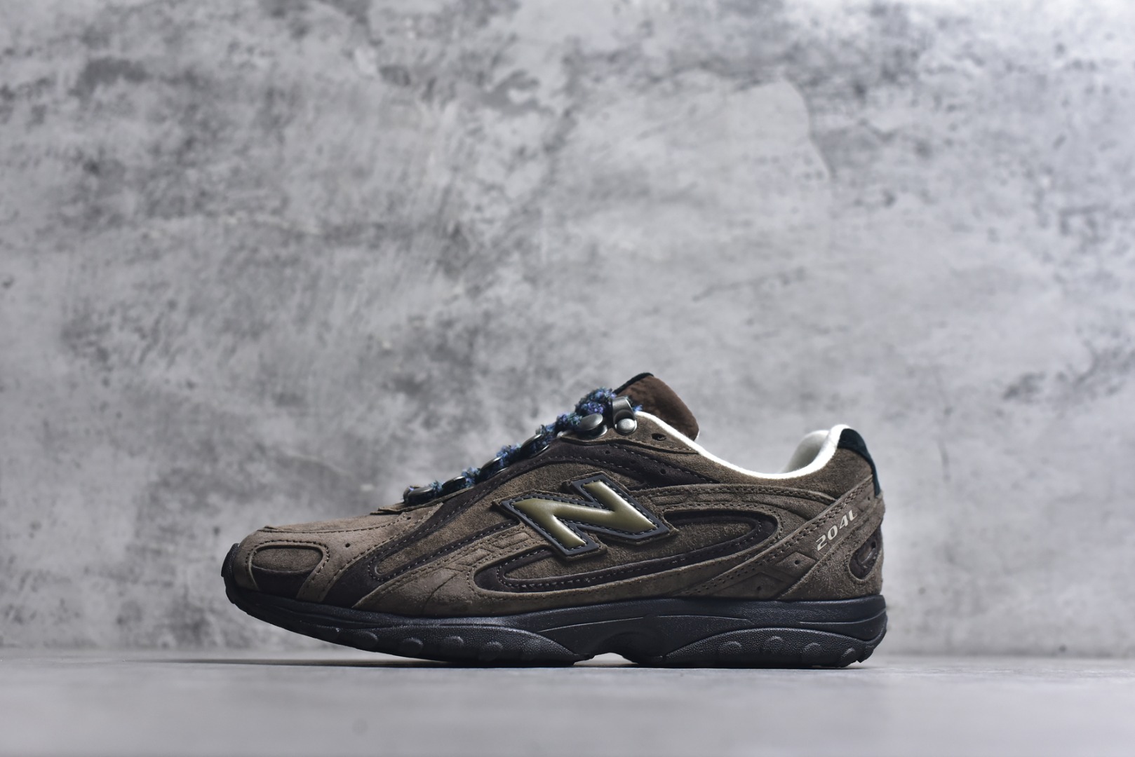 #BASKETCASE x New Balance U204LBC1 NB204L新百伦新款舒适百搭耐磨轻便低帮生活休闲鞋 男女同款 联名棕色 原档数据独立私模大底 唯一正确三层组合大底 特高弹切片加持 百分百还原原鞋脚感 NB市场最强产物 防伪原标全套原楦原纸板原厂数据开发 全鞋电脑针车加持 原厂网布 原装进口头层翻毛皮料正确绒感卡色 正确中底拉帮中底网布细节 匠心打造 耗时两个月开发完成 工艺极其复杂难度可想而知 高端零售专供产物 尺码：36-44.5-选品中心