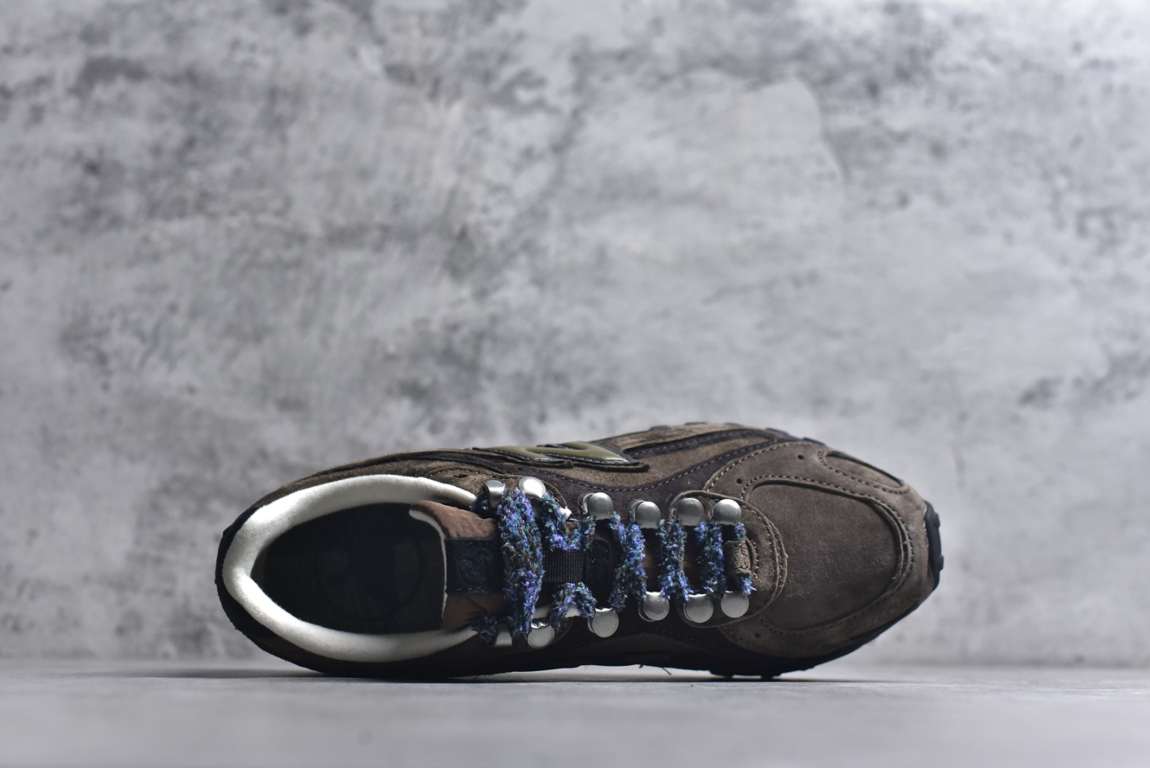 图片[4]-#BASKETCASE x New Balance U204LBC1 NB204L新百伦新款舒适百搭耐磨轻便低帮生活休闲鞋 男女同款 联名棕色 原档数据独立私模大底 唯一正确三层组合大底 特高弹切片加持 百分百还原原鞋脚感 NB市场最强产物 防伪原标全套原楦原纸板原厂数据开发 全鞋电脑针车加持 原厂网布 原装进口头层翻毛皮料正确绒感卡色 正确中底拉帮中底网布细节 匠心打造 耗时两个月开发完成 工艺极其复杂难度可想而知 高端零售专供产物 尺码：36-44.5-选品中心