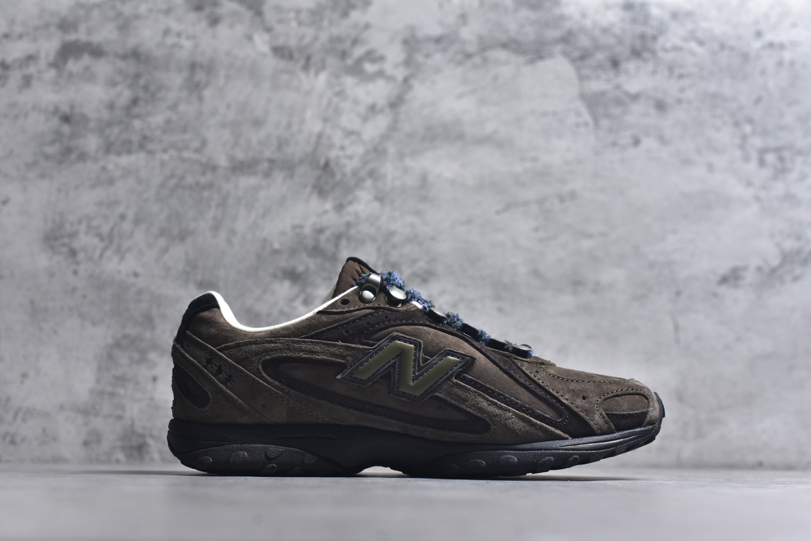 图片[3]-#BASKETCASE x New Balance U204LBC1 NB204L新百伦新款舒适百搭耐磨轻便低帮生活休闲鞋 男女同款 联名棕色 原档数据独立私模大底 唯一正确三层组合大底 特高弹切片加持 百分百还原原鞋脚感 NB市场最强产物 防伪原标全套原楦原纸板原厂数据开发 全鞋电脑针车加持 原厂网布 原装进口头层翻毛皮料正确绒感卡色 正确中底拉帮中底网布细节 匠心打造 耗时两个月开发完成 工艺极其复杂难度可想而知 高端零售专供产物 尺码：36-44.5-选品中心