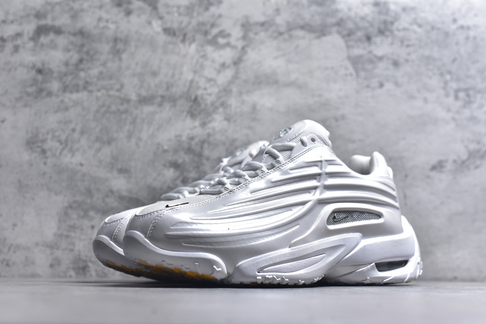 图片[2]-#NOCTA x NK Hot Step 2 Air Terra 联名款减震耐磨机能篮球鞋 DZ7293-100 鞋面造型有很强的线条感 电镀元素贯穿鞋身 以其鲜明的色调 为街头时尚注入了一股新鲜活力 这款鞋的设计灵感来源于篮球场上的激情与活力 鞋身采用亮眼的颜色覆盖 搭配上黑色和白色的细节点缀 形成了强烈的视觉冲击 让人一眼就难以忘怀 不仅仅是一双鞋 它是一种态度 一种对生活充满热情的态度 无论是在夜晚的街头漫步 还是在篮球场上的激烈对抗 它都能让你成为众人焦点 尺码：40 40.5 41 42 42.5 43 44 44.5 45 46 47.5 48.5-选品中心