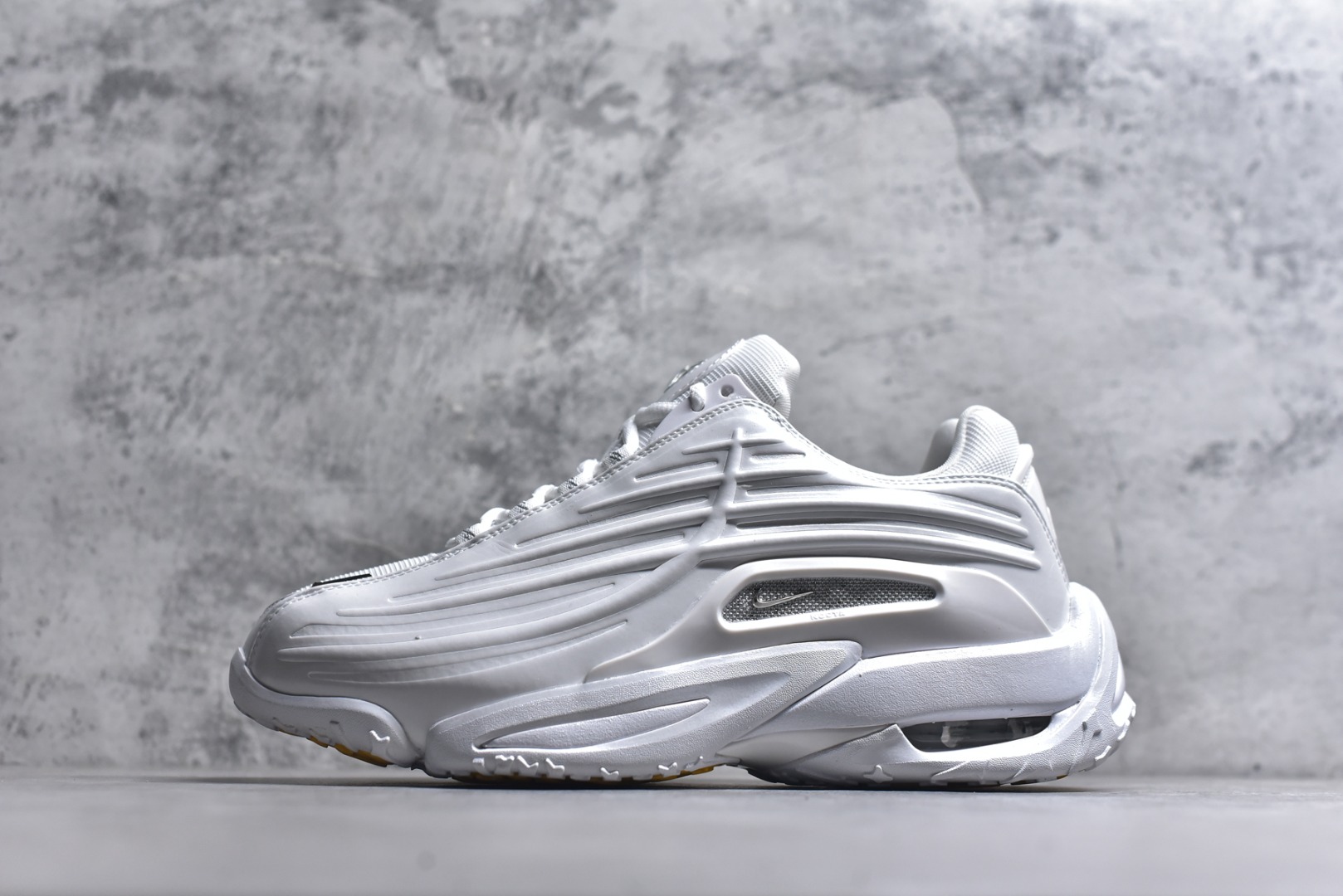 #NOCTA x NK Hot Step 2 Air Terra 联名款减震耐磨机能篮球鞋 DZ7293-100 鞋面造型有很强的线条感 电镀元素贯穿鞋身 以其鲜明的色调 为街头时尚注入了一股新鲜活力 这款鞋的设计灵感来源于篮球场上的激情与活力 鞋身采用亮眼的颜色覆盖 搭配上黑色和白色的细节点缀 形成了强烈的视觉冲击 让人一眼就难以忘怀 不仅仅是一双鞋 它是一种态度 一种对生活充满热情的态度 无论是在夜晚的街头漫步 还是在篮球场上的激烈对抗 它都能让你成为众人焦点 尺码：40 40.5 41 42 42.5 43 44 44.5 45 46 47.5 48.5-选品中心