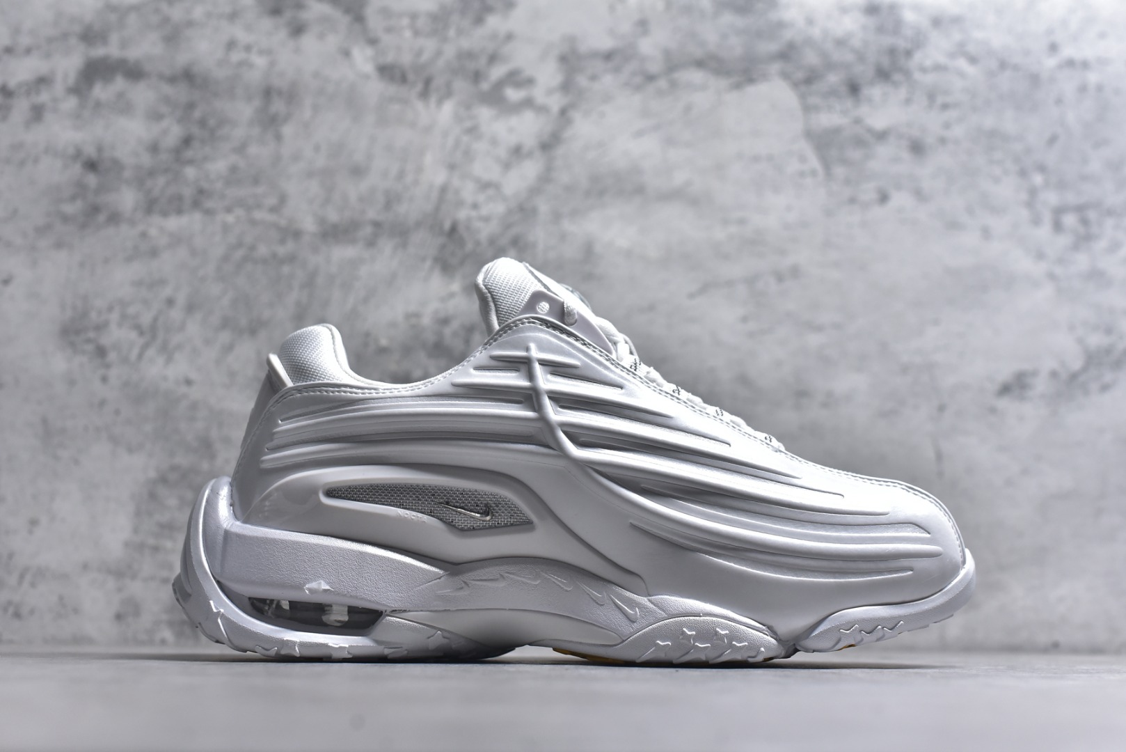 图片[3]-#NOCTA x NK Hot Step 2 Air Terra 联名款减震耐磨机能篮球鞋 DZ7293-100 鞋面造型有很强的线条感 电镀元素贯穿鞋身 以其鲜明的色调 为街头时尚注入了一股新鲜活力 这款鞋的设计灵感来源于篮球场上的激情与活力 鞋身采用亮眼的颜色覆盖 搭配上黑色和白色的细节点缀 形成了强烈的视觉冲击 让人一眼就难以忘怀 不仅仅是一双鞋 它是一种态度 一种对生活充满热情的态度 无论是在夜晚的街头漫步 还是在篮球场上的激烈对抗 它都能让你成为众人焦点 尺码：40 40.5 41 42 42.5 43 44 44.5 45 46 47.5 48.5-选品中心