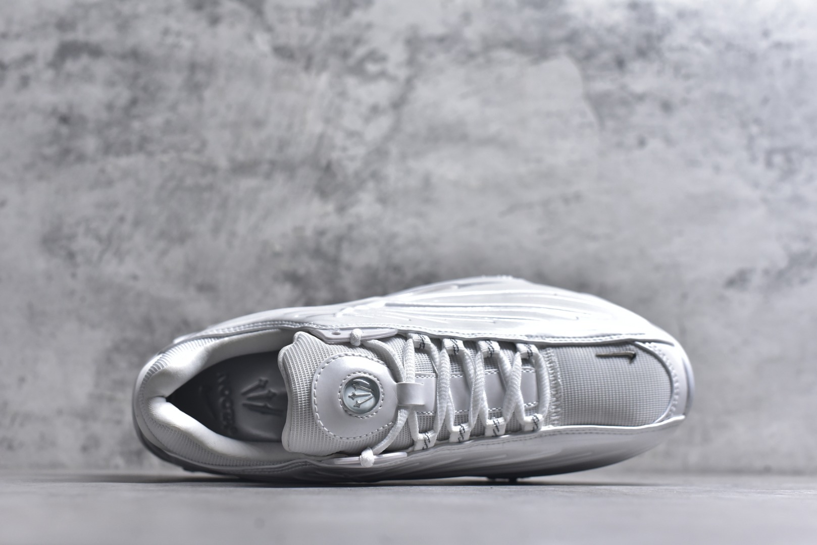 图片[4]-#NOCTA x NK Hot Step 2 Air Terra 联名款减震耐磨机能篮球鞋 DZ7293-100 鞋面造型有很强的线条感 电镀元素贯穿鞋身 以其鲜明的色调 为街头时尚注入了一股新鲜活力 这款鞋的设计灵感来源于篮球场上的激情与活力 鞋身采用亮眼的颜色覆盖 搭配上黑色和白色的细节点缀 形成了强烈的视觉冲击 让人一眼就难以忘怀 不仅仅是一双鞋 它是一种态度 一种对生活充满热情的态度 无论是在夜晚的街头漫步 还是在篮球场上的激烈对抗 它都能让你成为众人焦点 尺码：40 40.5 41 42 42.5 43 44 44.5 45 46 47.5 48.5-选品中心