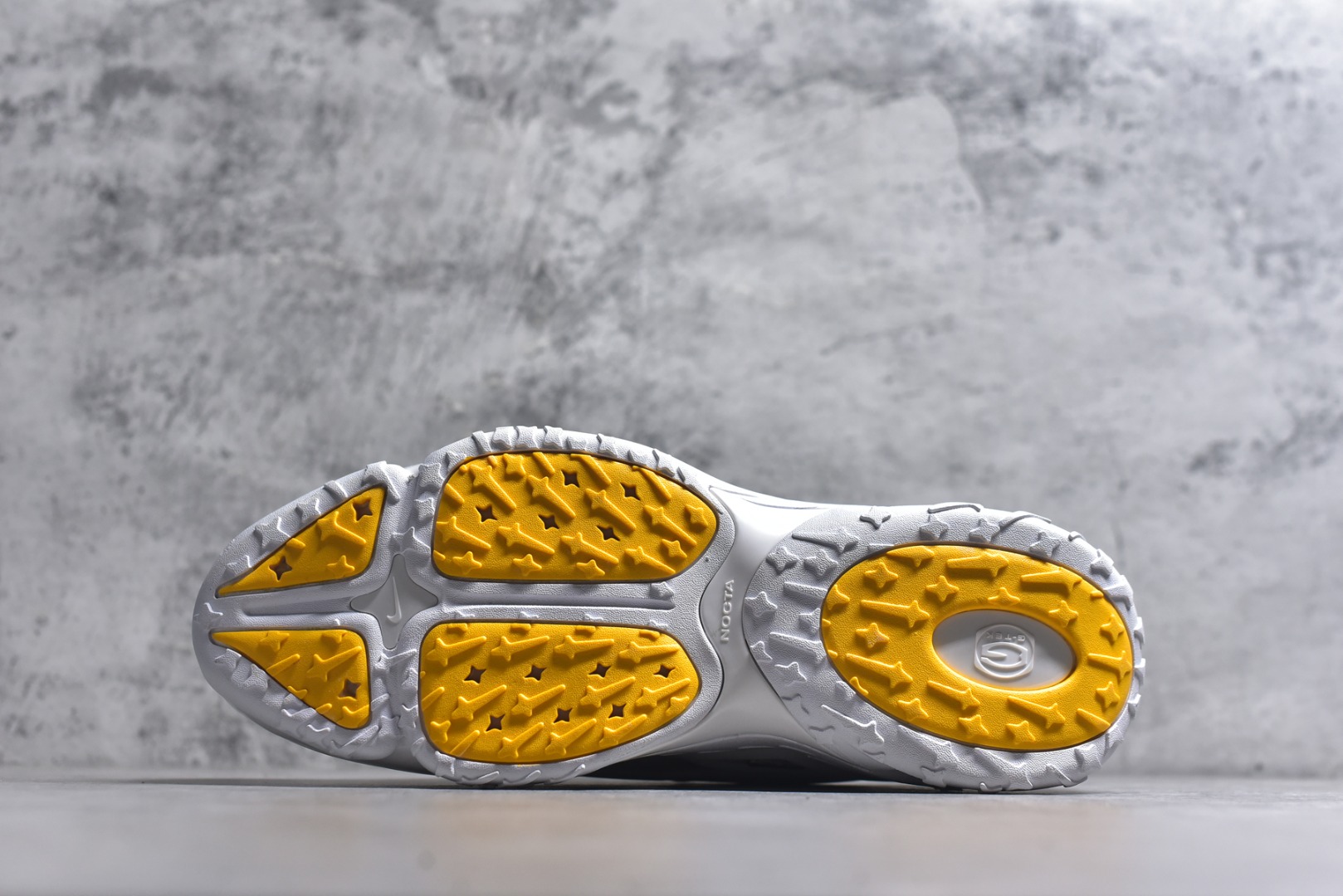 图片[6]-#NOCTA x NK Hot Step 2 Air Terra 联名款减震耐磨机能篮球鞋 DZ7293-100 鞋面造型有很强的线条感 电镀元素贯穿鞋身 以其鲜明的色调 为街头时尚注入了一股新鲜活力 这款鞋的设计灵感来源于篮球场上的激情与活力 鞋身采用亮眼的颜色覆盖 搭配上黑色和白色的细节点缀 形成了强烈的视觉冲击 让人一眼就难以忘怀 不仅仅是一双鞋 它是一种态度 一种对生活充满热情的态度 无论是在夜晚的街头漫步 还是在篮球场上的激烈对抗 它都能让你成为众人焦点 尺码：40 40.5 41 42 42.5 43 44 44.5 45 46 47.5 48.5-选品中心