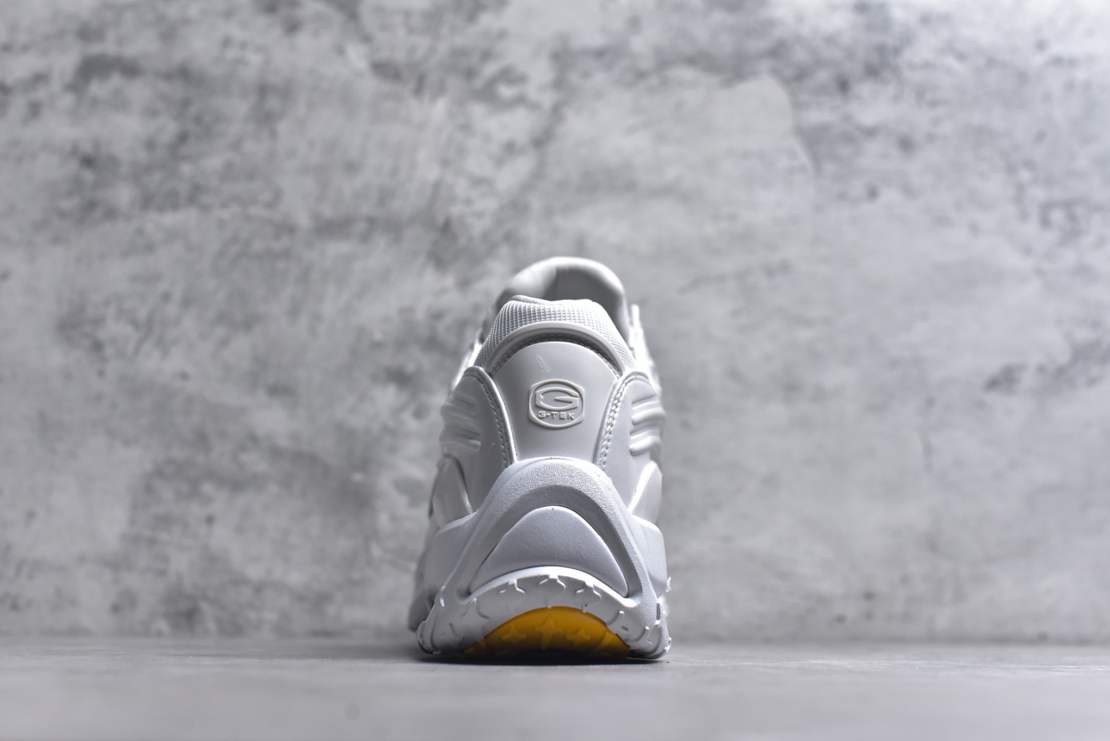 图片[5]-#NOCTA x NK Hot Step 2 Air Terra 联名款减震耐磨机能篮球鞋 DZ7293-100 鞋面造型有很强的线条感 电镀元素贯穿鞋身 以其鲜明的色调 为街头时尚注入了一股新鲜活力 这款鞋的设计灵感来源于篮球场上的激情与活力 鞋身采用亮眼的颜色覆盖 搭配上黑色和白色的细节点缀 形成了强烈的视觉冲击 让人一眼就难以忘怀 不仅仅是一双鞋 它是一种态度 一种对生活充满热情的态度 无论是在夜晚的街头漫步 还是在篮球场上的激烈对抗 它都能让你成为众人焦点 尺码：40 40.5 41 42 42.5 43 44 44.5 45 46 47.5 48.5-选品中心