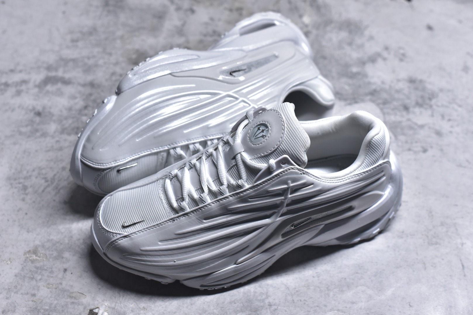 图片[7]-#NOCTA x NK Hot Step 2 Air Terra 联名款减震耐磨机能篮球鞋 DZ7293-100 鞋面造型有很强的线条感 电镀元素贯穿鞋身 以其鲜明的色调 为街头时尚注入了一股新鲜活力 这款鞋的设计灵感来源于篮球场上的激情与活力 鞋身采用亮眼的颜色覆盖 搭配上黑色和白色的细节点缀 形成了强烈的视觉冲击 让人一眼就难以忘怀 不仅仅是一双鞋 它是一种态度 一种对生活充满热情的态度 无论是在夜晚的街头漫步 还是在篮球场上的激烈对抗 它都能让你成为众人焦点 尺码：40 40.5 41 42 42.5 43 44 44.5 45 46 47.5 48.5-选品中心