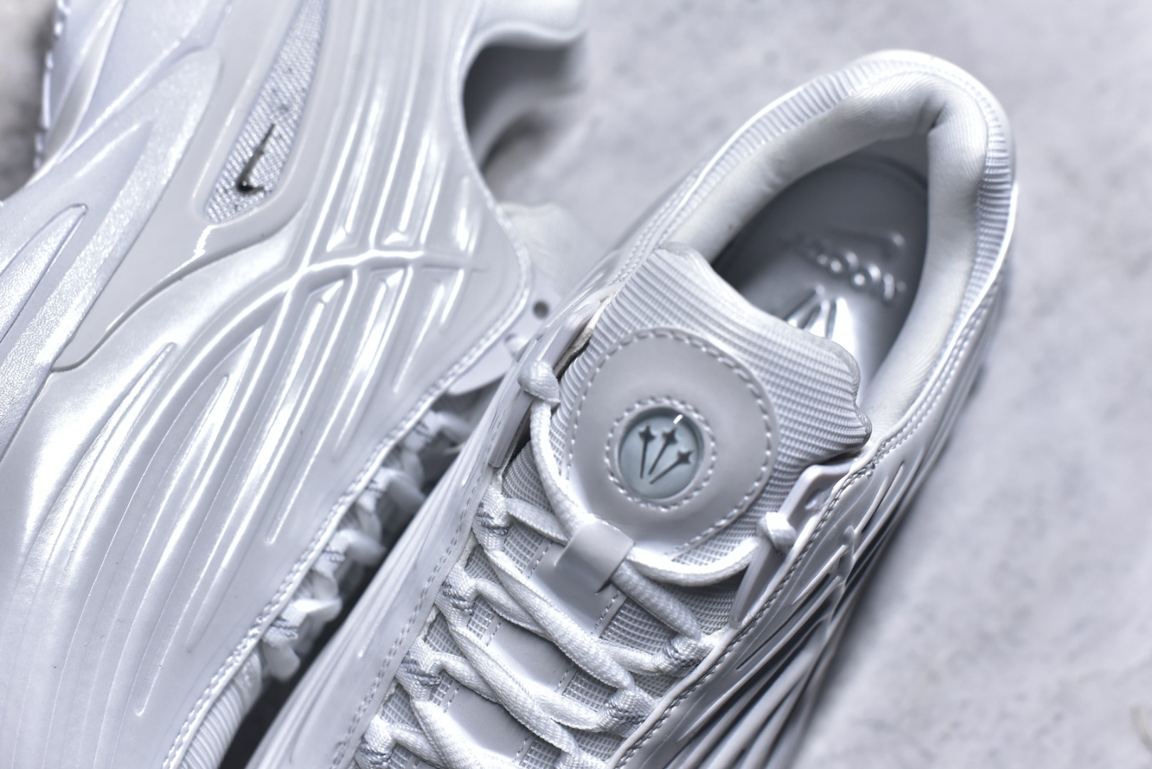 图片[9]-#NOCTA x NK Hot Step 2 Air Terra 联名款减震耐磨机能篮球鞋 DZ7293-100 鞋面造型有很强的线条感 电镀元素贯穿鞋身 以其鲜明的色调 为街头时尚注入了一股新鲜活力 这款鞋的设计灵感来源于篮球场上的激情与活力 鞋身采用亮眼的颜色覆盖 搭配上黑色和白色的细节点缀 形成了强烈的视觉冲击 让人一眼就难以忘怀 不仅仅是一双鞋 它是一种态度 一种对生活充满热情的态度 无论是在夜晚的街头漫步 还是在篮球场上的激烈对抗 它都能让你成为众人焦点 尺码：40 40.5 41 42 42.5 43 44 44.5 45 46 47.5 48.5-选品中心