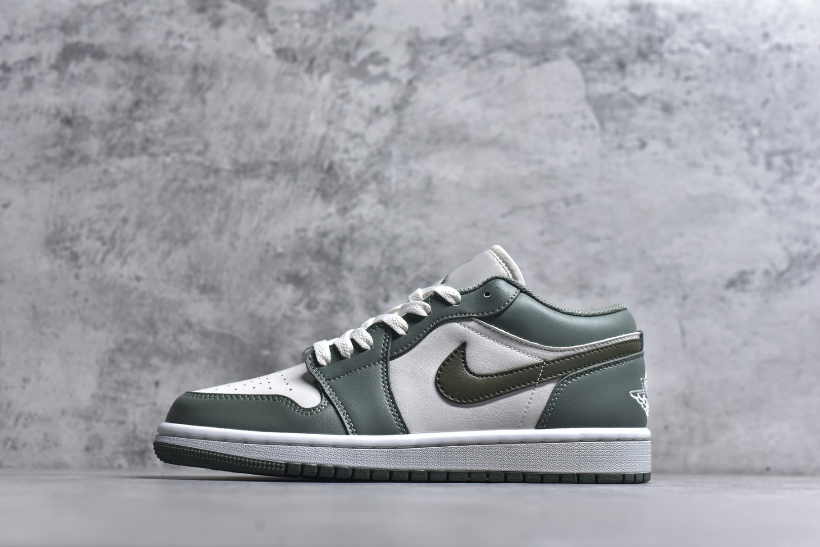 #Air Jordan AJ1 Low 低帮 553558-300 全新流水线出品 DT版本唯一平替选择 市场第二梯队最强版 全部原鞋开发 原楦原纸板开发 全鞋电脑针车 原厂内置全掌气垫 原盒内在原标 唯一Zp原版鞋带绑法 免检产品 全新2022版型 全头层皮料 完美零毛边处理 原厂配置全掌气垫 价格定位良心 几十个配色陆续出货 实拍调校N版已经零色差零失真 百分百还原实物色彩所见即所得 不存在货不对板色差等低级问题 选购参考实物拍摄 不混卖不参货 只用心做好货严格选品 承诺混一赔十 尺码：36 36.5 37.5 38 38.5 39 40 40.5 41 42 42.5 43 44 44.5 45-选品中心