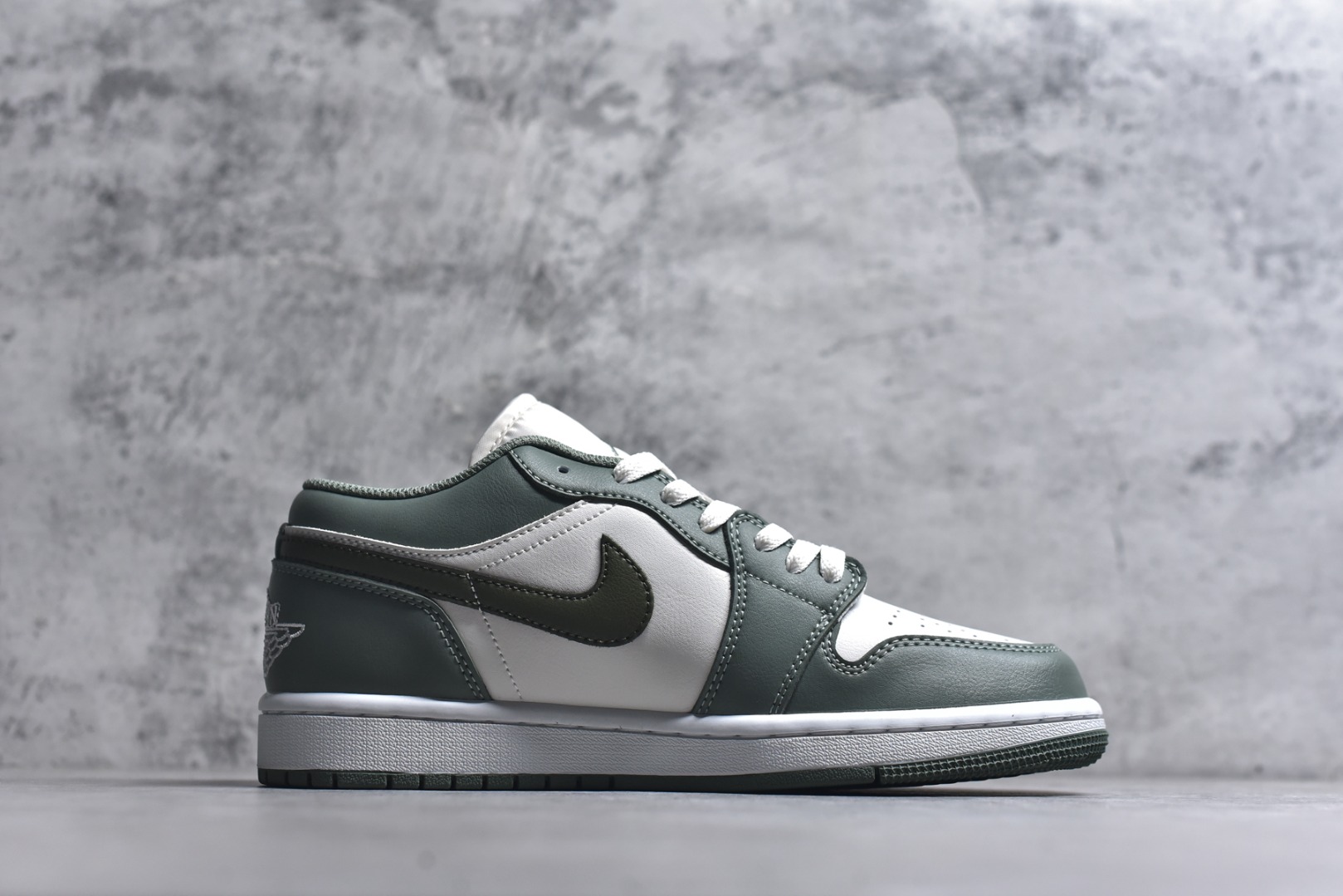 图片[3]-#Air Jordan AJ1 Low 低帮 553558-300 全新流水线出品 DT版本唯一平替选择 市场第二梯队最强版 全部原鞋开发 原楦原纸板开发 全鞋电脑针车 原厂内置全掌气垫 原盒内在原标 唯一Zp原版鞋带绑法 免检产品 全新2022版型 全头层皮料 完美零毛边处理 原厂配置全掌气垫 价格定位良心 几十个配色陆续出货 实拍调校N版已经零色差零失真 百分百还原实物色彩所见即所得 不存在货不对板色差等低级问题 选购参考实物拍摄 不混卖不参货 只用心做好货严格选品 承诺混一赔十 尺码：36 36.5 37.5 38 38.5 39 40 40.5 41 42 42.5 43 44 44.5 45-选品中心