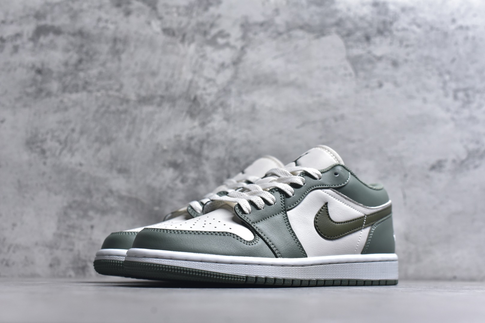 图片[2]-#Air Jordan AJ1 Low 低帮 553558-300 全新流水线出品 DT版本唯一平替选择 市场第二梯队最强版 全部原鞋开发 原楦原纸板开发 全鞋电脑针车 原厂内置全掌气垫 原盒内在原标 唯一Zp原版鞋带绑法 免检产品 全新2022版型 全头层皮料 完美零毛边处理 原厂配置全掌气垫 价格定位良心 几十个配色陆续出货 实拍调校N版已经零色差零失真 百分百还原实物色彩所见即所得 不存在货不对板色差等低级问题 选购参考实物拍摄 不混卖不参货 只用心做好货严格选品 承诺混一赔十 尺码：36 36.5 37.5 38 38.5 39 40 40.5 41 42 42.5 43 44 44.5 45-选品中心