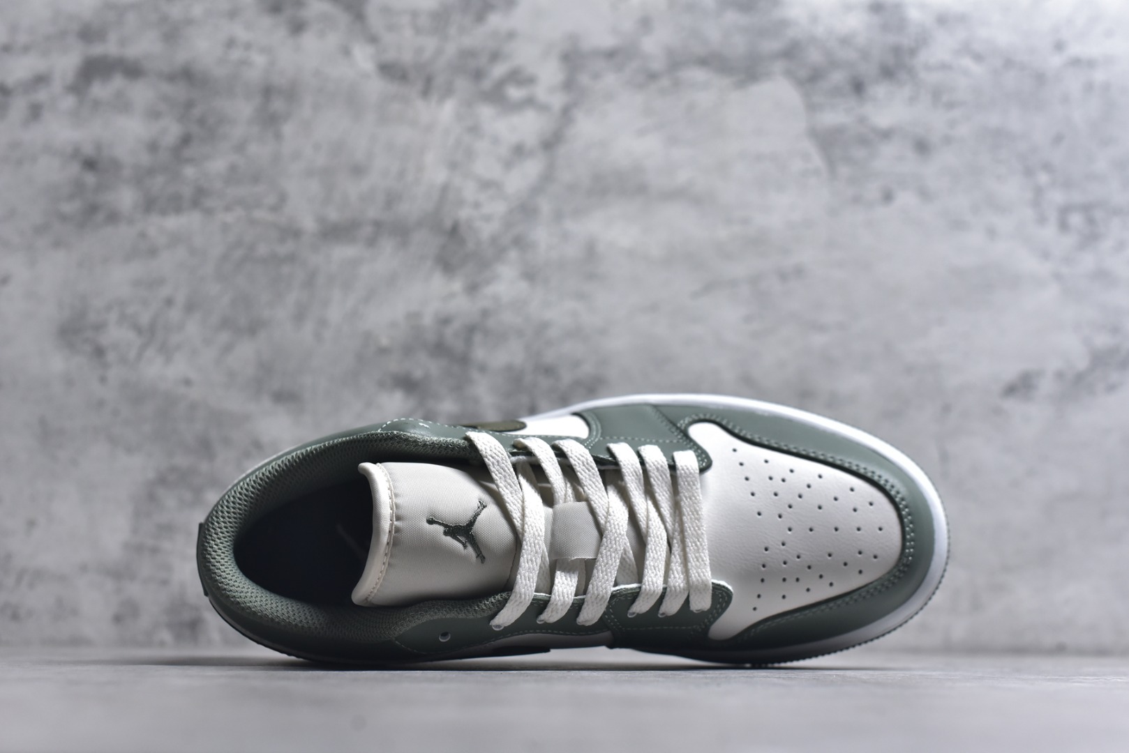 图片[4]-#Air Jordan AJ1 Low 低帮 553558-300 全新流水线出品 DT版本唯一平替选择 市场第二梯队最强版 全部原鞋开发 原楦原纸板开发 全鞋电脑针车 原厂内置全掌气垫 原盒内在原标 唯一Zp原版鞋带绑法 免检产品 全新2022版型 全头层皮料 完美零毛边处理 原厂配置全掌气垫 价格定位良心 几十个配色陆续出货 实拍调校N版已经零色差零失真 百分百还原实物色彩所见即所得 不存在货不对板色差等低级问题 选购参考实物拍摄 不混卖不参货 只用心做好货严格选品 承诺混一赔十 尺码：36 36.5 37.5 38 38.5 39 40 40.5 41 42 42.5 43 44 44.5 45-选品中心