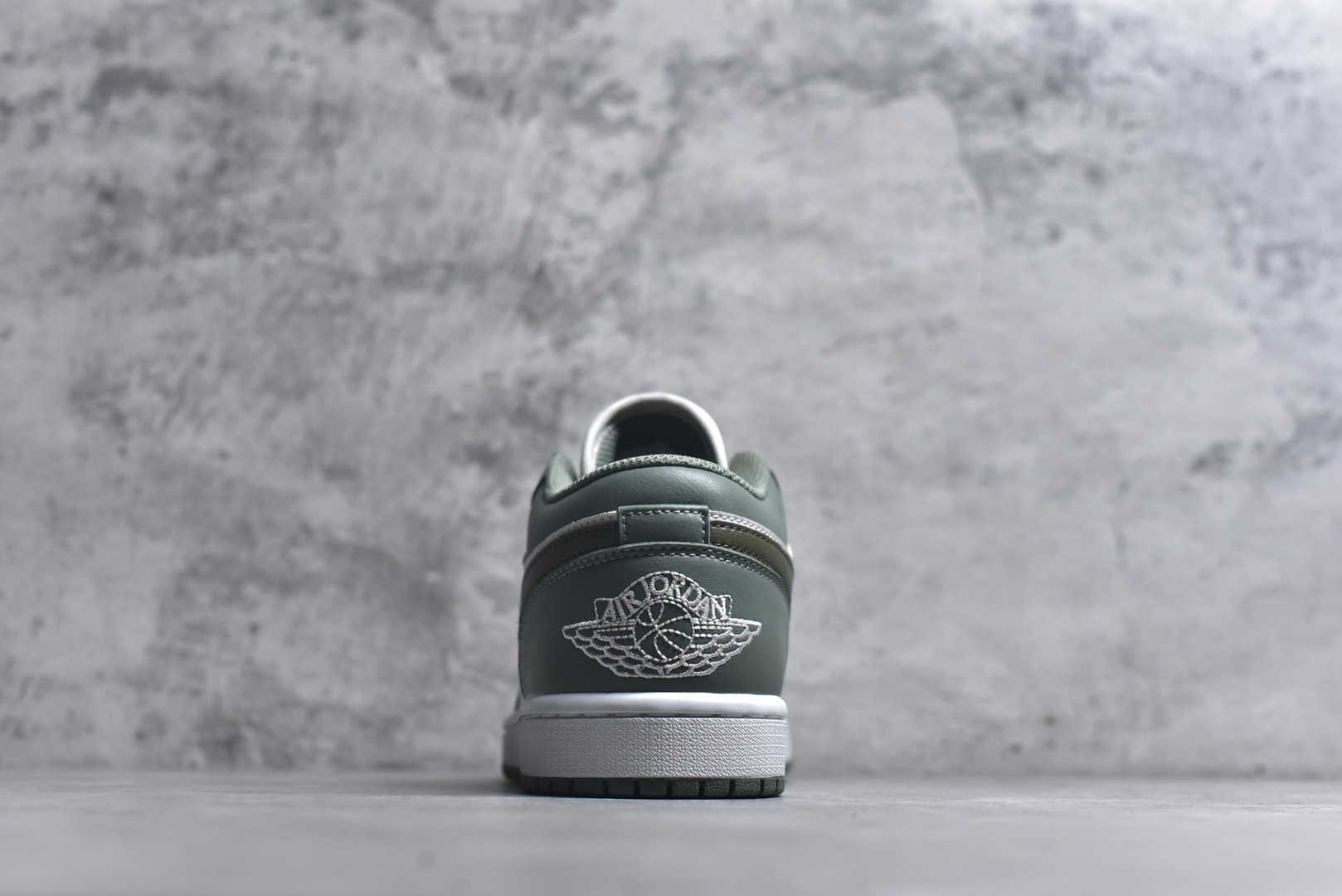 图片[5]-#Air Jordan AJ1 Low 低帮 553558-300 全新流水线出品 DT版本唯一平替选择 市场第二梯队最强版 全部原鞋开发 原楦原纸板开发 全鞋电脑针车 原厂内置全掌气垫 原盒内在原标 唯一Zp原版鞋带绑法 免检产品 全新2022版型 全头层皮料 完美零毛边处理 原厂配置全掌气垫 价格定位良心 几十个配色陆续出货 实拍调校N版已经零色差零失真 百分百还原实物色彩所见即所得 不存在货不对板色差等低级问题 选购参考实物拍摄 不混卖不参货 只用心做好货严格选品 承诺混一赔十 尺码：36 36.5 37.5 38 38.5 39 40 40.5 41 42 42.5 43 44 44.5 45-选品中心