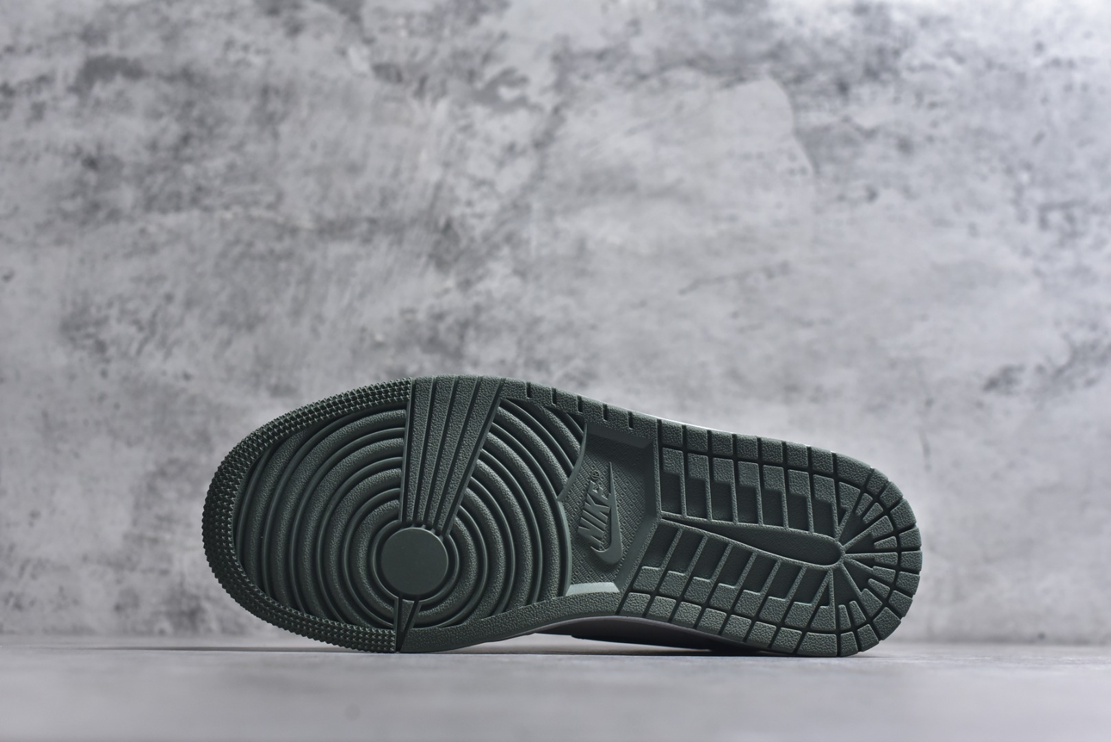 图片[6]-#Air Jordan AJ1 Low 低帮 553558-300 全新流水线出品 DT版本唯一平替选择 市场第二梯队最强版 全部原鞋开发 原楦原纸板开发 全鞋电脑针车 原厂内置全掌气垫 原盒内在原标 唯一Zp原版鞋带绑法 免检产品 全新2022版型 全头层皮料 完美零毛边处理 原厂配置全掌气垫 价格定位良心 几十个配色陆续出货 实拍调校N版已经零色差零失真 百分百还原实物色彩所见即所得 不存在货不对板色差等低级问题 选购参考实物拍摄 不混卖不参货 只用心做好货严格选品 承诺混一赔十 尺码：36 36.5 37.5 38 38.5 39 40 40.5 41 42 42.5 43 44 44.5 45-选品中心