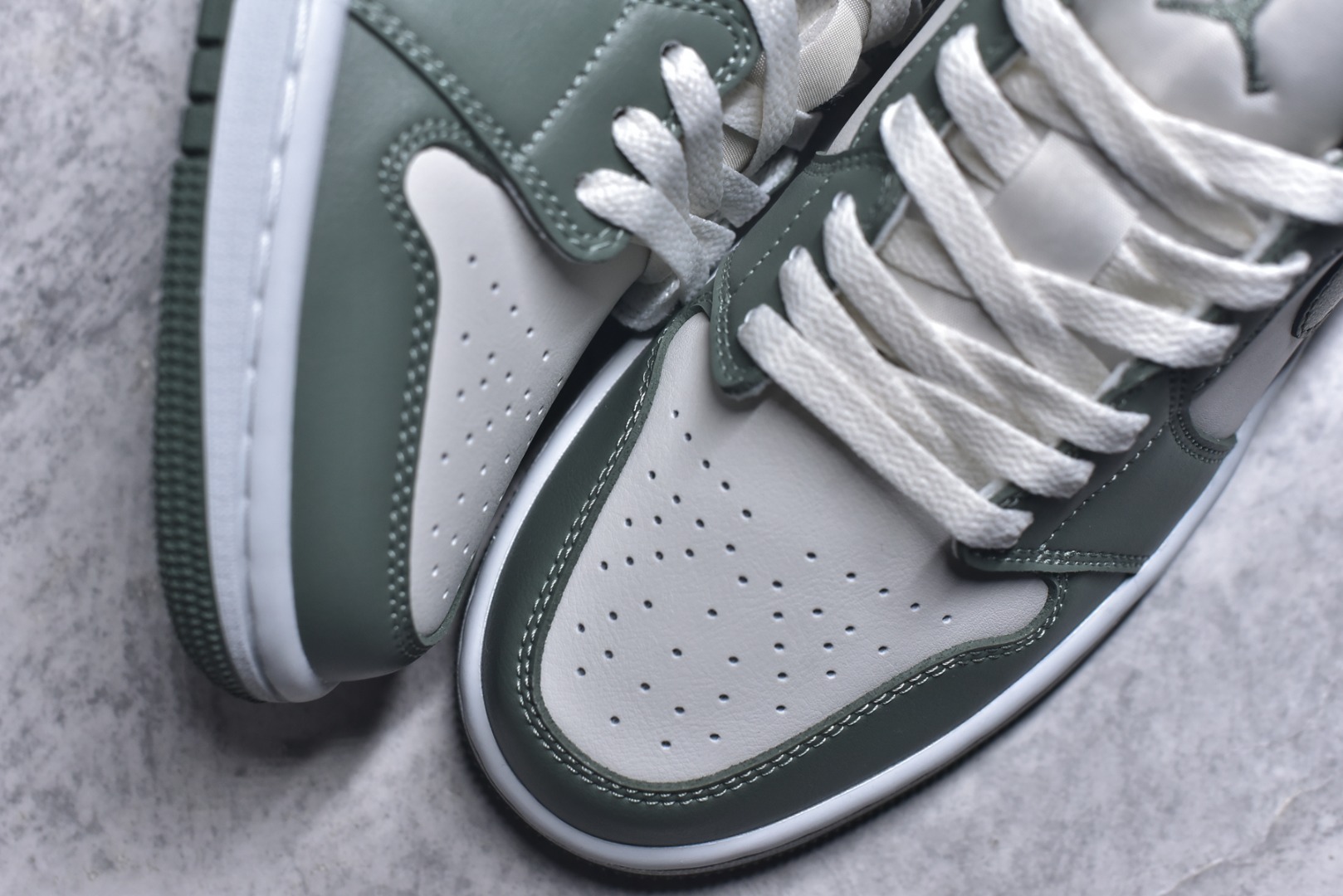 图片[8]-#Air Jordan AJ1 Low 低帮 553558-300 全新流水线出品 DT版本唯一平替选择 市场第二梯队最强版 全部原鞋开发 原楦原纸板开发 全鞋电脑针车 原厂内置全掌气垫 原盒内在原标 唯一Zp原版鞋带绑法 免检产品 全新2022版型 全头层皮料 完美零毛边处理 原厂配置全掌气垫 价格定位良心 几十个配色陆续出货 实拍调校N版已经零色差零失真 百分百还原实物色彩所见即所得 不存在货不对板色差等低级问题 选购参考实物拍摄 不混卖不参货 只用心做好货严格选品 承诺混一赔十 尺码：36 36.5 37.5 38 38.5 39 40 40.5 41 42 42.5 43 44 44.5 45-选品中心