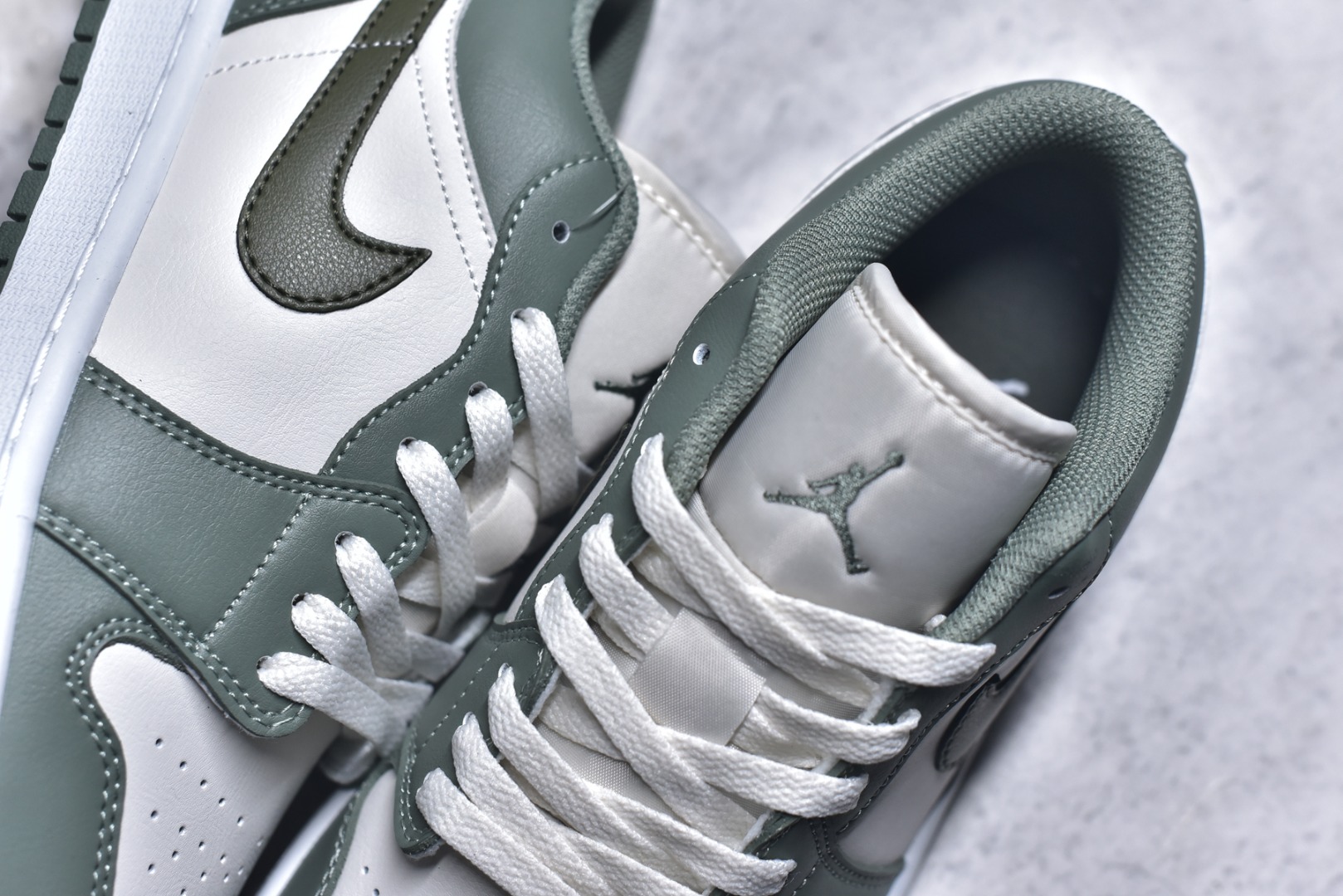 图片[9]-#Air Jordan AJ1 Low 低帮 553558-300 全新流水线出品 DT版本唯一平替选择 市场第二梯队最强版 全部原鞋开发 原楦原纸板开发 全鞋电脑针车 原厂内置全掌气垫 原盒内在原标 唯一Zp原版鞋带绑法 免检产品 全新2022版型 全头层皮料 完美零毛边处理 原厂配置全掌气垫 价格定位良心 几十个配色陆续出货 实拍调校N版已经零色差零失真 百分百还原实物色彩所见即所得 不存在货不对板色差等低级问题 选购参考实物拍摄 不混卖不参货 只用心做好货严格选品 承诺混一赔十 尺码：36 36.5 37.5 38 38.5 39 40 40.5 41 42 42.5 43 44 44.5 45-选品中心