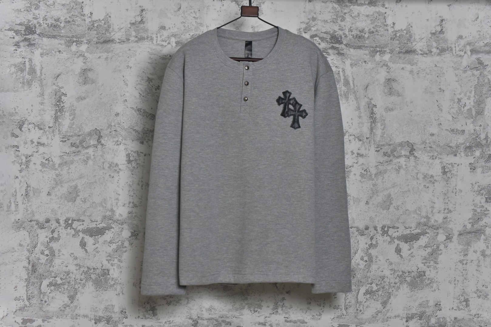 #Chrome Hearts/克罗心 十字贴皮华夫格亨利领长袖 采用350克全棉华夫格双层材质面料，手感极致丝滑，搭配古铜真银，精准还原原版差异，领标与三块十字架均采用细腻进口小山羊皮，十字架刺绣使用高价进口田岛绣花机精密制作，并经过正面半成品与下摆成品二次刺绣工艺，以覆盖针车线迹，领部一体成型，工艺要求极高 尺码：S-L-选品中心