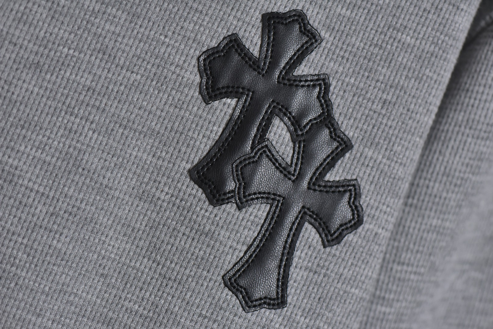 图片[3]-#Chrome Hearts/克罗心 十字贴皮华夫格亨利领长袖 采用350克全棉华夫格双层材质面料，手感极致丝滑，搭配古铜真银，精准还原原版差异，领标与三块十字架均采用细腻进口小山羊皮，十字架刺绣使用高价进口田岛绣花机精密制作，并经过正面半成品与下摆成品二次刺绣工艺，以覆盖针车线迹，领部一体成型，工艺要求极高 尺码：S-L-选品中心