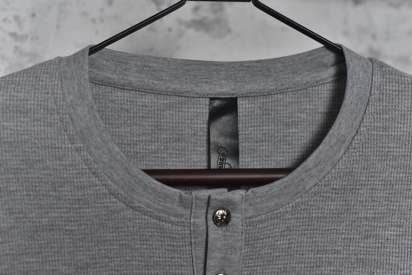图片[5]-#Chrome Hearts/克罗心 十字贴皮华夫格亨利领长袖 采用350克全棉华夫格双层材质面料，手感极致丝滑，搭配古铜真银，精准还原原版差异，领标与三块十字架均采用细腻进口小山羊皮，十字架刺绣使用高价进口田岛绣花机精密制作，并经过正面半成品与下摆成品二次刺绣工艺，以覆盖针车线迹，领部一体成型，工艺要求极高 尺码：S-L-选品中心