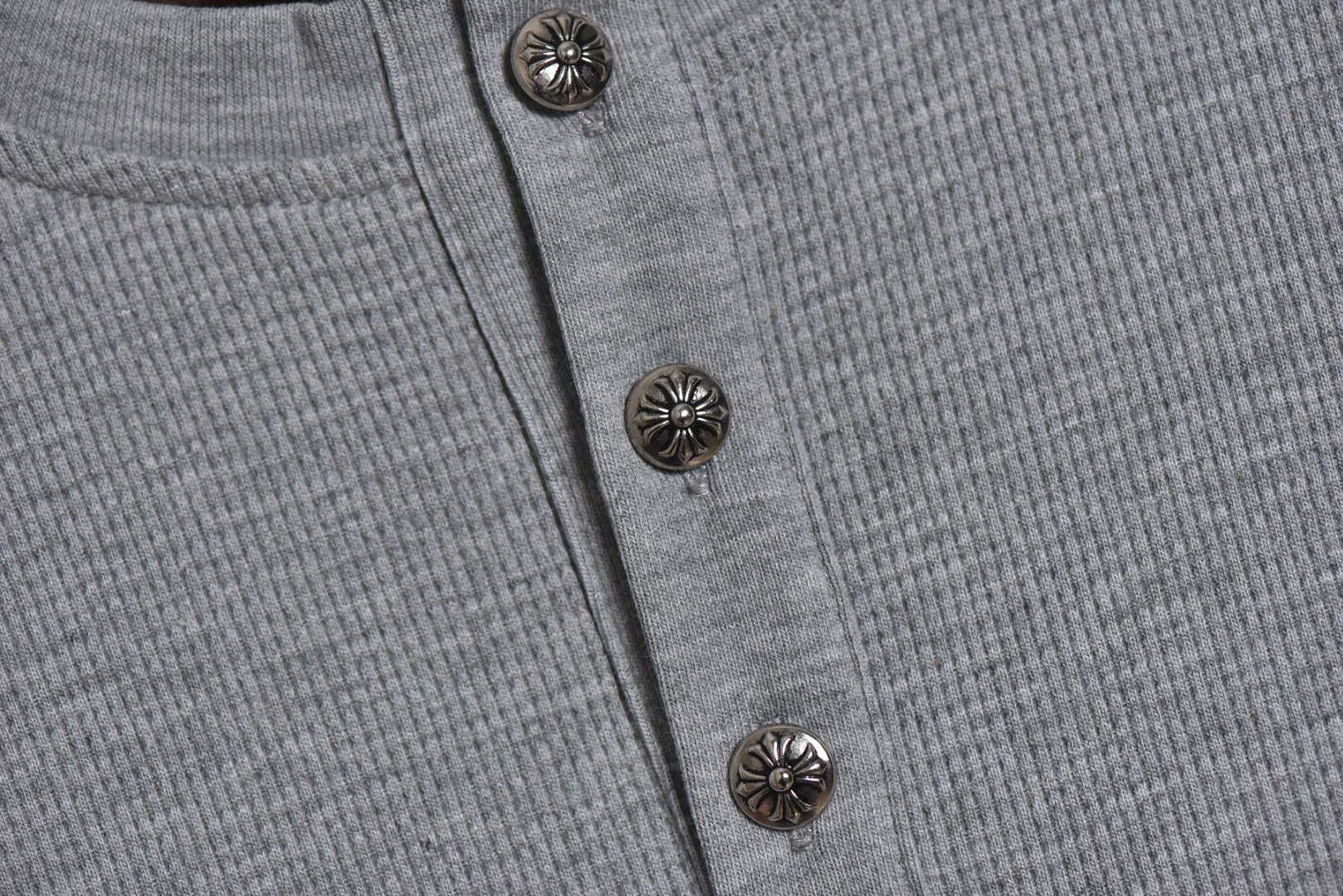 图片[4]-#Chrome Hearts/克罗心 十字贴皮华夫格亨利领长袖 采用350克全棉华夫格双层材质面料，手感极致丝滑，搭配古铜真银，精准还原原版差异，领标与三块十字架均采用细腻进口小山羊皮，十字架刺绣使用高价进口田岛绣花机精密制作，并经过正面半成品与下摆成品二次刺绣工艺，以覆盖针车线迹，领部一体成型，工艺要求极高 尺码：S-L-选品中心