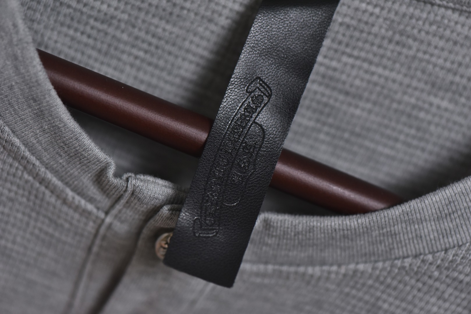 图片[6]-#Chrome Hearts/克罗心 十字贴皮华夫格亨利领长袖 采用350克全棉华夫格双层材质面料，手感极致丝滑，搭配古铜真银，精准还原原版差异，领标与三块十字架均采用细腻进口小山羊皮，十字架刺绣使用高价进口田岛绣花机精密制作，并经过正面半成品与下摆成品二次刺绣工艺，以覆盖针车线迹，领部一体成型，工艺要求极高 尺码：S-L-选品中心