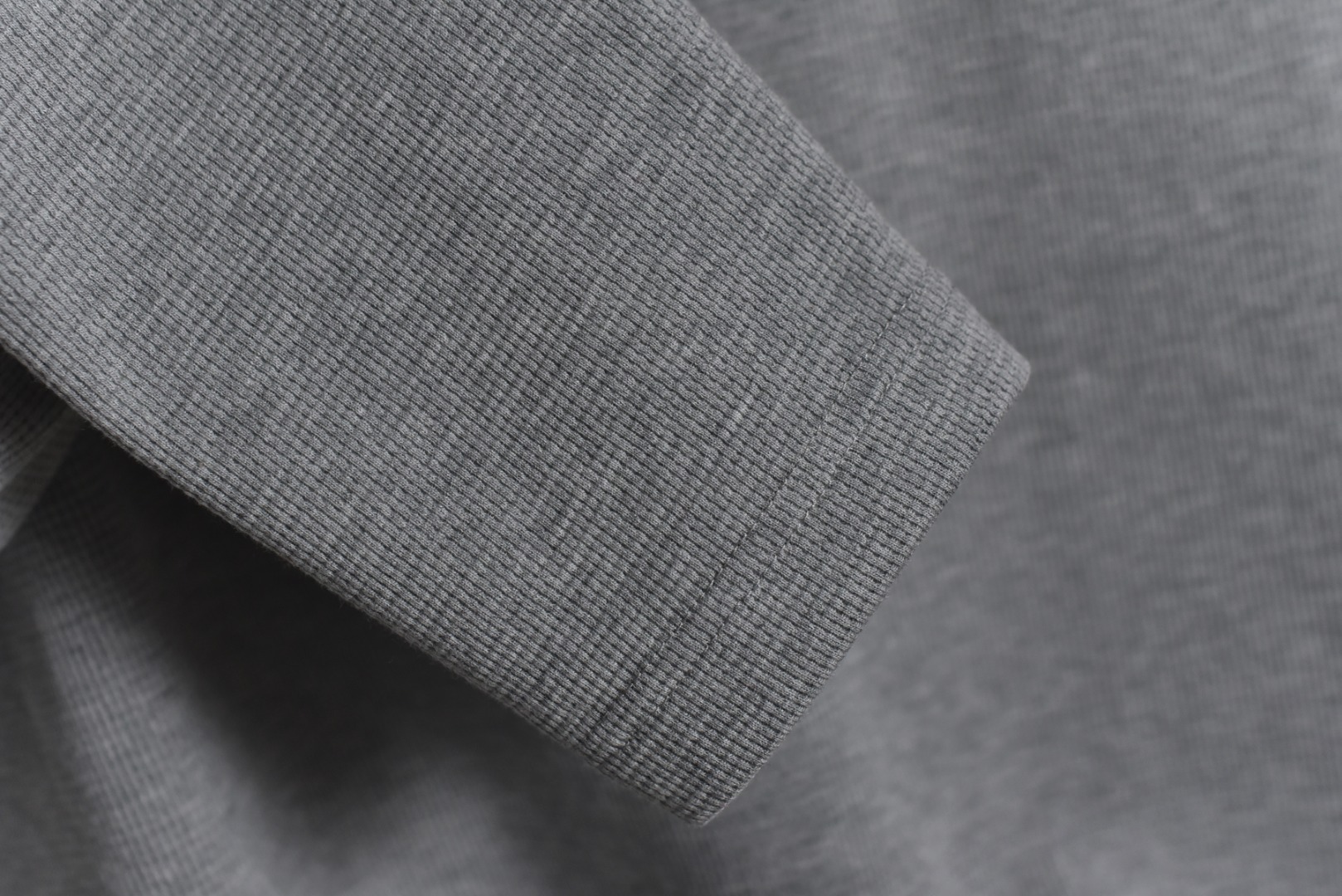 图片[8]-#Chrome Hearts/克罗心 十字贴皮华夫格亨利领长袖 采用350克全棉华夫格双层材质面料，手感极致丝滑，搭配古铜真银，精准还原原版差异，领标与三块十字架均采用细腻进口小山羊皮，十字架刺绣使用高价进口田岛绣花机精密制作，并经过正面半成品与下摆成品二次刺绣工艺，以覆盖针车线迹，领部一体成型，工艺要求极高 尺码：S-L-选品中心