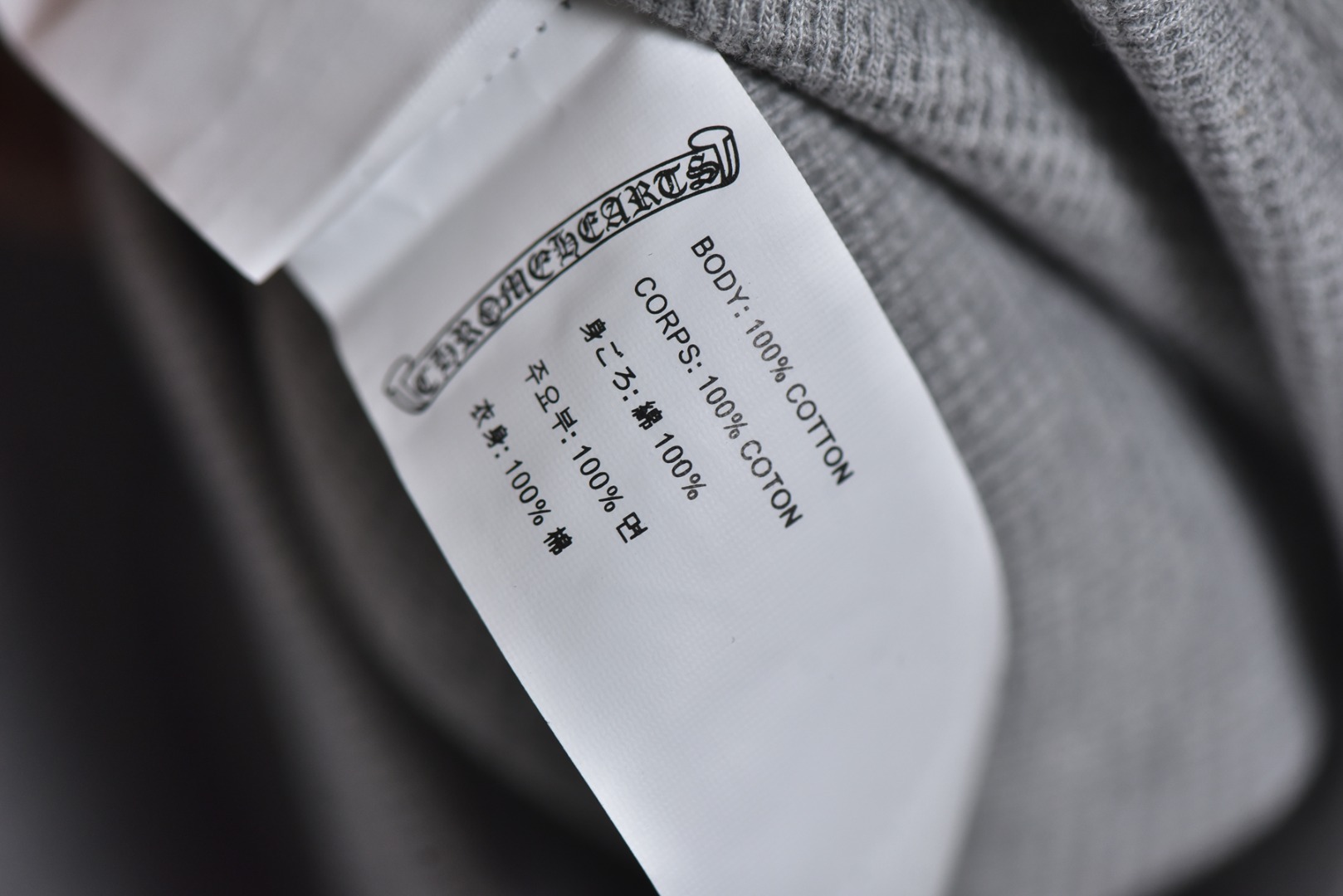 图片[7]-#Chrome Hearts/克罗心 十字贴皮华夫格亨利领长袖 采用350克全棉华夫格双层材质面料，手感极致丝滑，搭配古铜真银，精准还原原版差异，领标与三块十字架均采用细腻进口小山羊皮，十字架刺绣使用高价进口田岛绣花机精密制作，并经过正面半成品与下摆成品二次刺绣工艺，以覆盖针车线迹，领部一体成型，工艺要求极高 尺码：S-L-选品中心