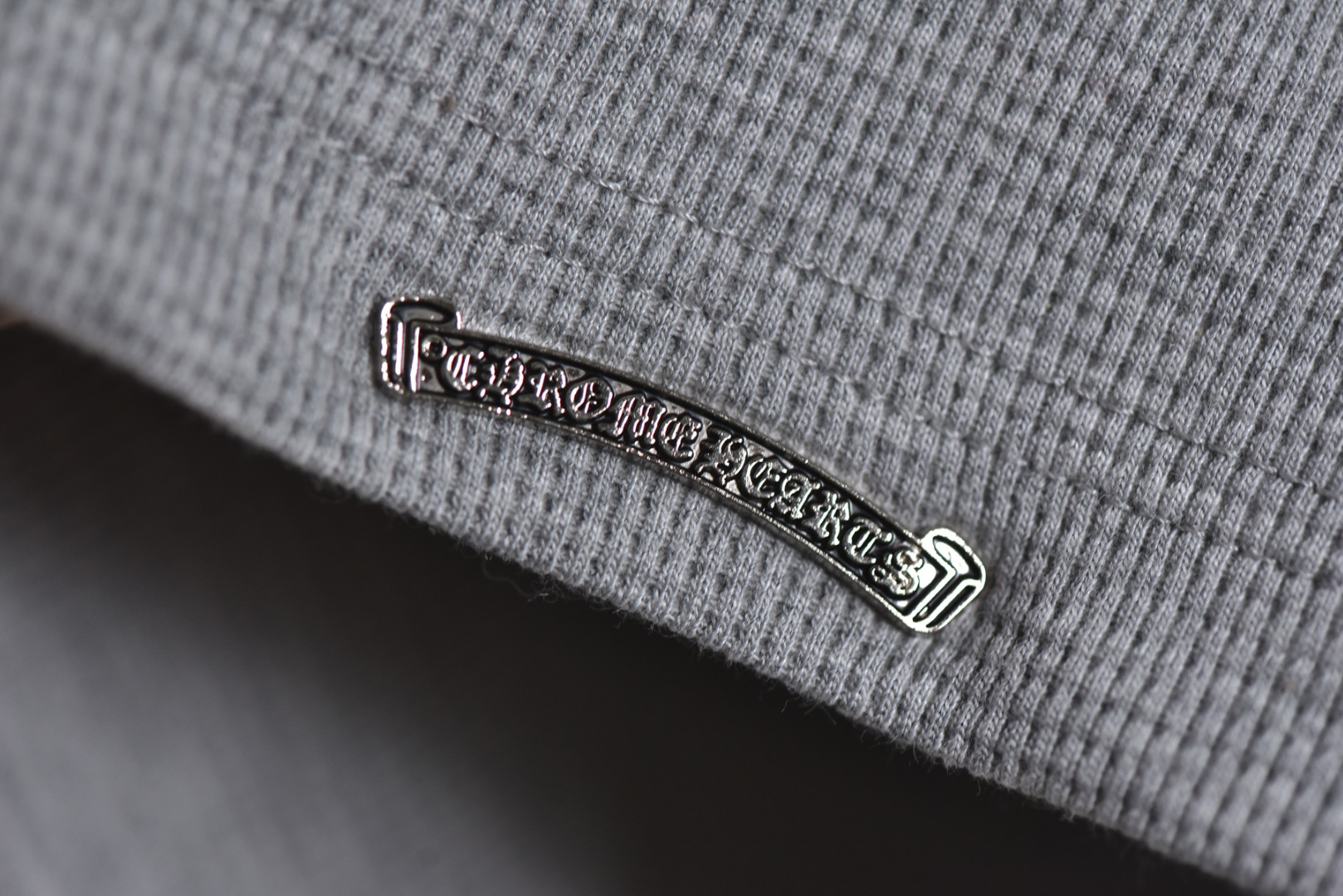 图片[9]-#Chrome Hearts/克罗心 十字贴皮华夫格亨利领长袖 采用350克全棉华夫格双层材质面料，手感极致丝滑，搭配古铜真银，精准还原原版差异，领标与三块十字架均采用细腻进口小山羊皮，十字架刺绣使用高价进口田岛绣花机精密制作，并经过正面半成品与下摆成品二次刺绣工艺，以覆盖针车线迹，领部一体成型，工艺要求极高 尺码：S-L-选品中心