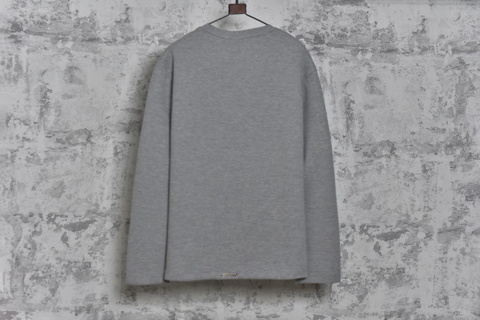 图片[2]-#Chrome Hearts/克罗心 十字贴皮华夫格亨利领长袖 采用350克全棉华夫格双层材质面料，手感极致丝滑，搭配古铜真银，精准还原原版差异，领标与三块十字架均采用细腻进口小山羊皮，十字架刺绣使用高价进口田岛绣花机精密制作，并经过正面半成品与下摆成品二次刺绣工艺，以覆盖针车线迹，领部一体成型，工艺要求极高 尺码：S-L-选品中心