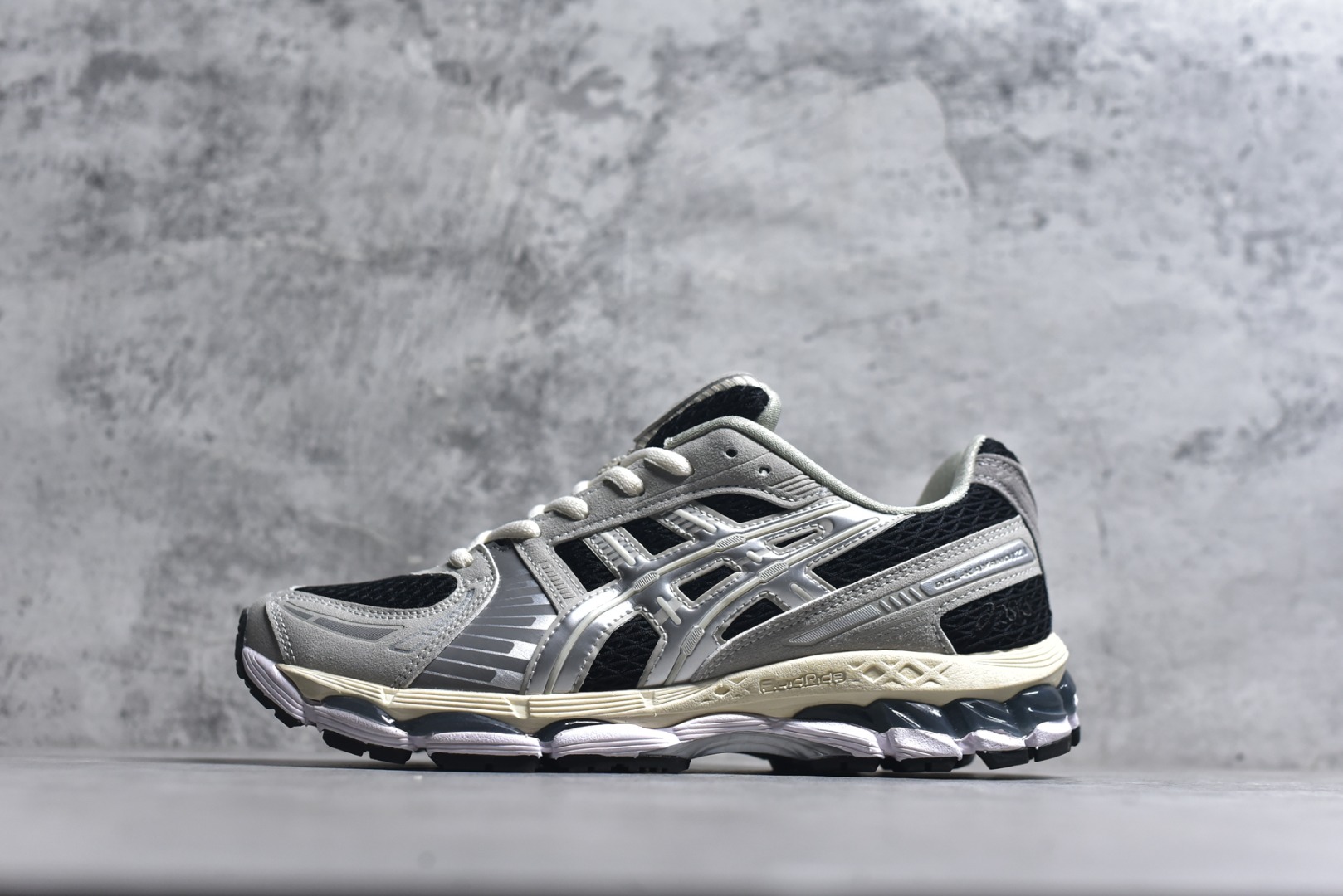 #Asics Gel-Kayano 12.1 亚瑟士 运动休闲透气专业跑鞋 采用工程弹性双层再生针织密度鞋面材质 后跟3D可视GEL缓震乳胶物料 升级FF BLAST PLUS全新缓震中底部位科技材质 外置高耐磨橡胶外底 稳步升级,跑出节奏 货号：1203A846-020 尺码：36-46-选品中心
