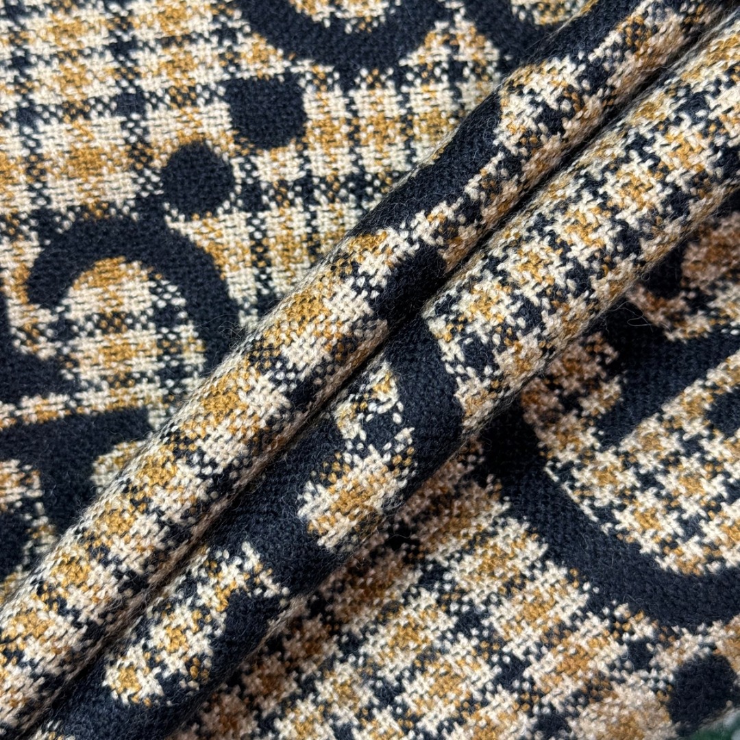 图片[4]-#Gucci/古驰 黑金双G流苏围巾 围巾采用双面设计，一面饰有经典的GG老花图案，另一面则是简约素色，相当于一条围巾的价格，获得两种不同的穿搭风格，细节上，烫金元素或细碎金线的加入，打破了秋冬的沉闷感，在不经意间透露出低调的高级感，超大尺寸让它远超普通围巾的功能，你可以轻松地将其作为披肩搭配，增添大气场，也可以绕颈一两次，打造慵懒而精致的层次感。由于其足够宽大厚实，在微凉天气里完全可以作为一件时尚的小外套使用，真正实现“凹造型与保暖”兼得，围巾采用100%新剪羊毛，材质本身具有优异的保暖性，经过巴素兰工艺处理，触感软糯亲肤，避免了普通羊毛的扎刺感 尺码：180×49cm，流苏2cm-选品中心