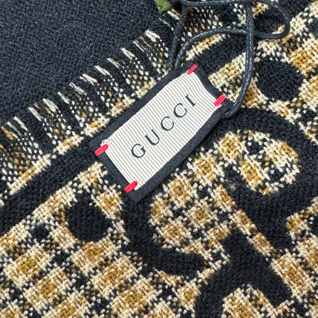 图片[6]-#Gucci/古驰 黑金双G流苏围巾 围巾采用双面设计，一面饰有经典的GG老花图案，另一面则是简约素色，相当于一条围巾的价格，获得两种不同的穿搭风格，细节上，烫金元素或细碎金线的加入，打破了秋冬的沉闷感，在不经意间透露出低调的高级感，超大尺寸让它远超普通围巾的功能，你可以轻松地将其作为披肩搭配，增添大气场，也可以绕颈一两次，打造慵懒而精致的层次感。由于其足够宽大厚实，在微凉天气里完全可以作为一件时尚的小外套使用，真正实现“凹造型与保暖”兼得，围巾采用100%新剪羊毛，材质本身具有优异的保暖性，经过巴素兰工艺处理，触感软糯亲肤，避免了普通羊毛的扎刺感 尺码：180×49cm，流苏2cm-选品中心